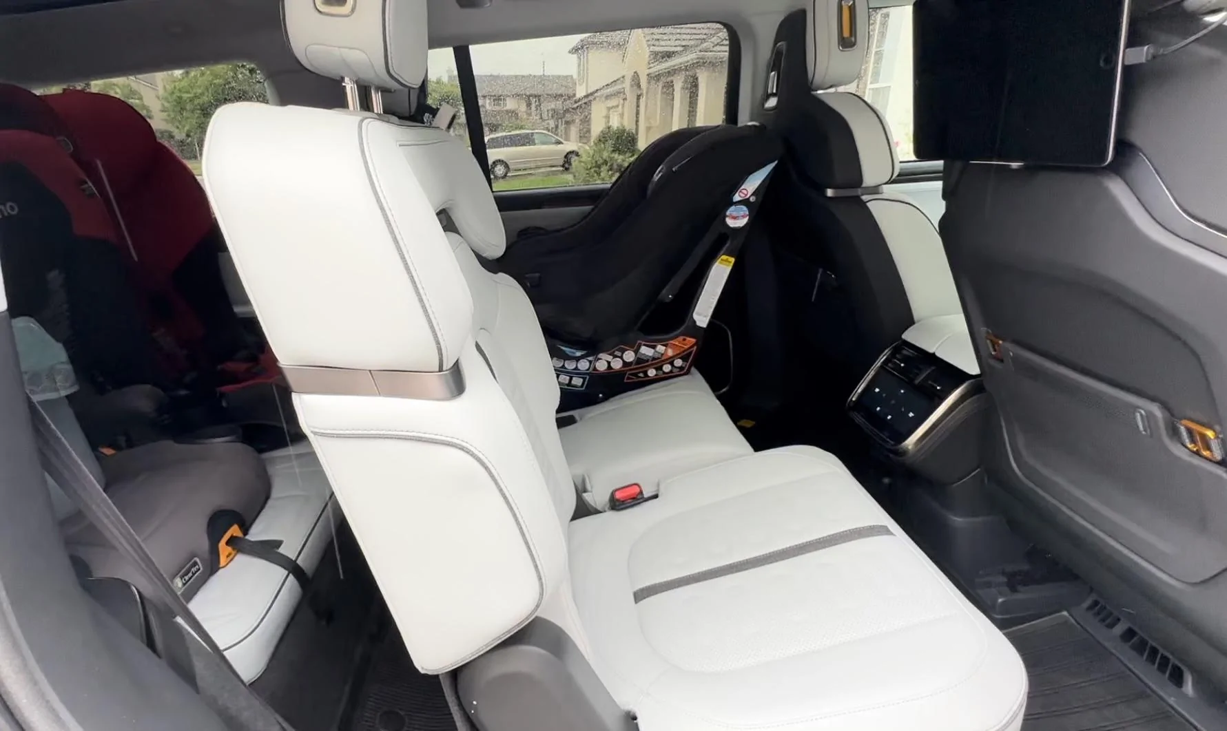 Rivian R1T R1S MIDNIGHT (Black) Rivian Photos F628FD16-47A3-4D33-B5C5-365078424C4F