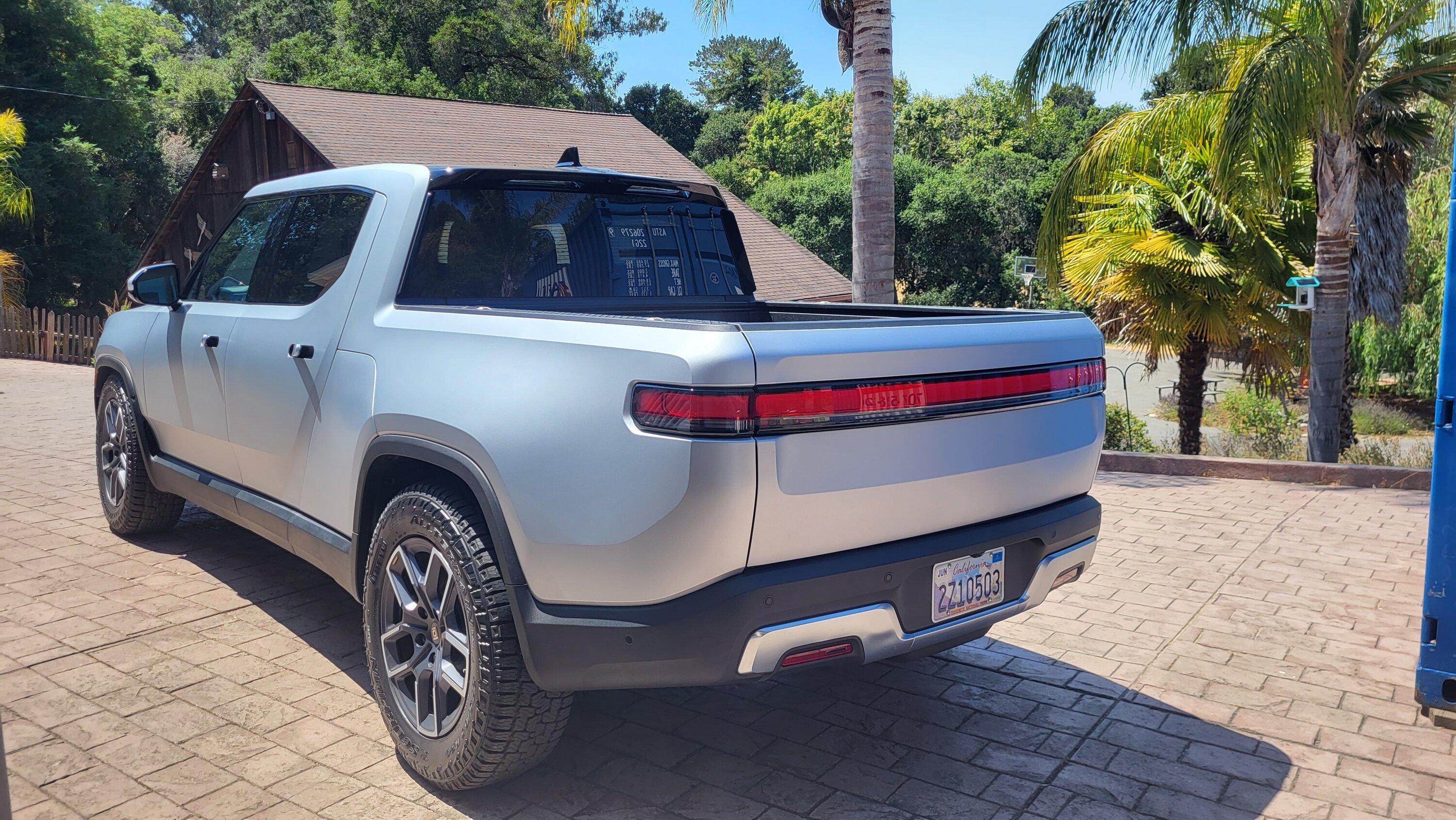 Rivian R1T R1S LA SILVER Rivian Photos 2023-08-05 14.06.53
