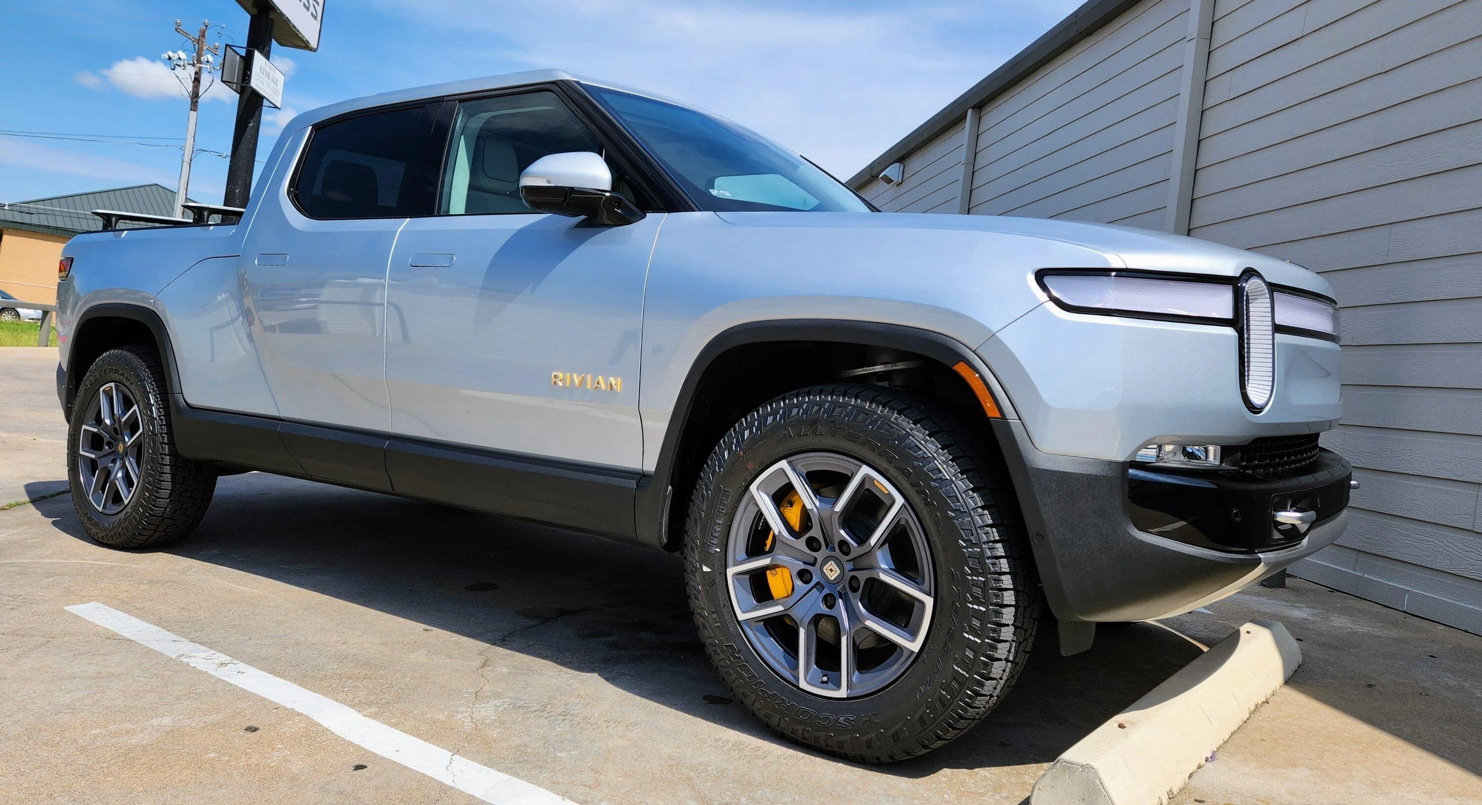 Rivian R1T R1S LA SILVER Rivian Photos 20230605_110528