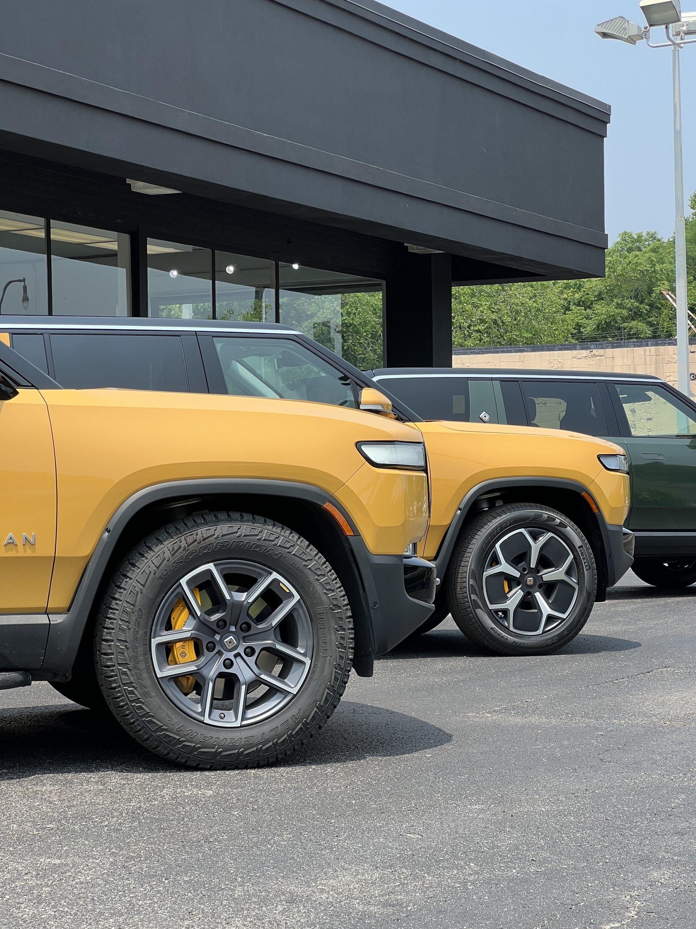 Rivian R1T R1S ? COMPASS YELLOW R1S  Photos IMG_2173