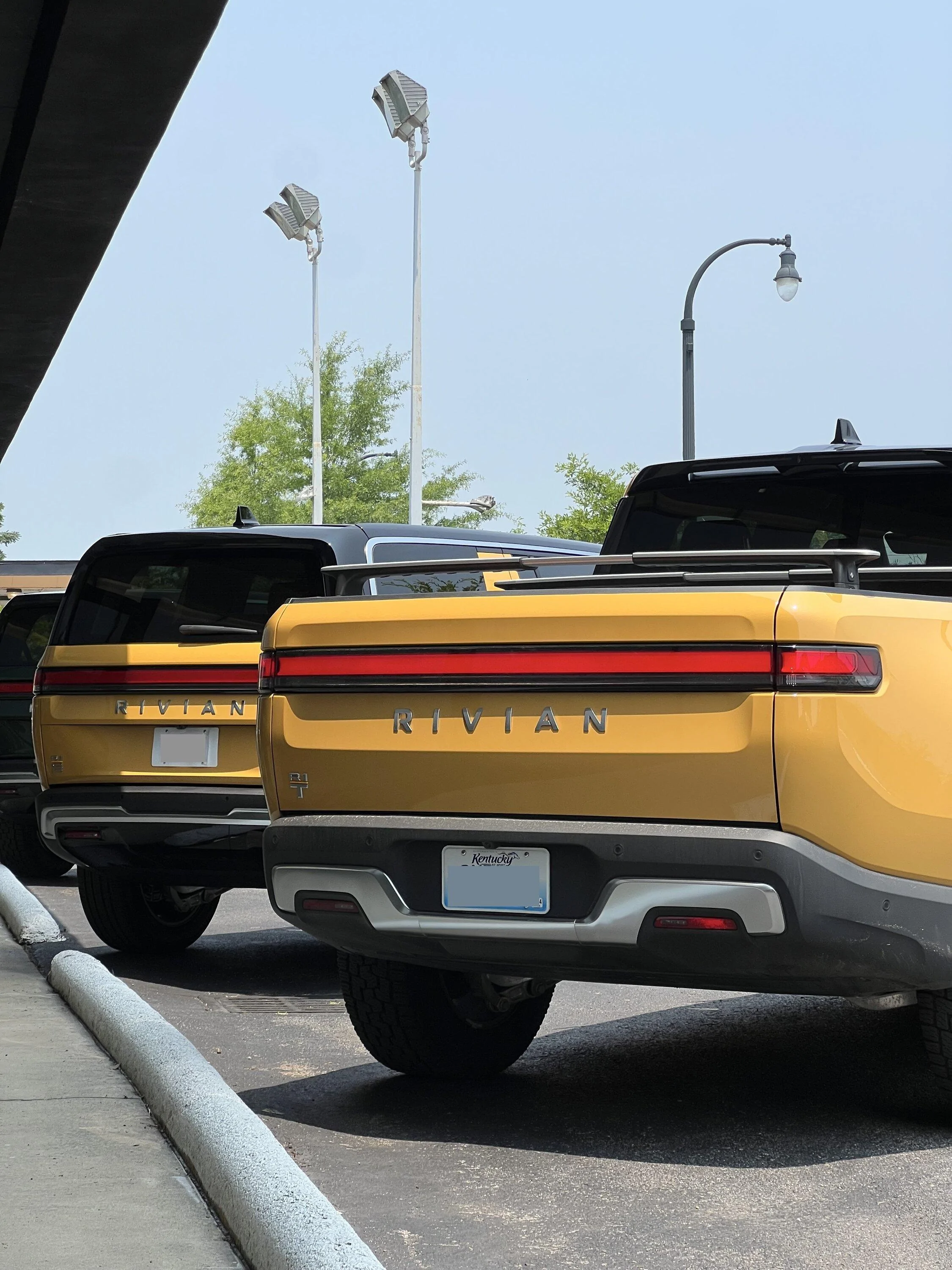Rivian R1T R1S ? COMPASS YELLOW R1S  Photos IMG_2175