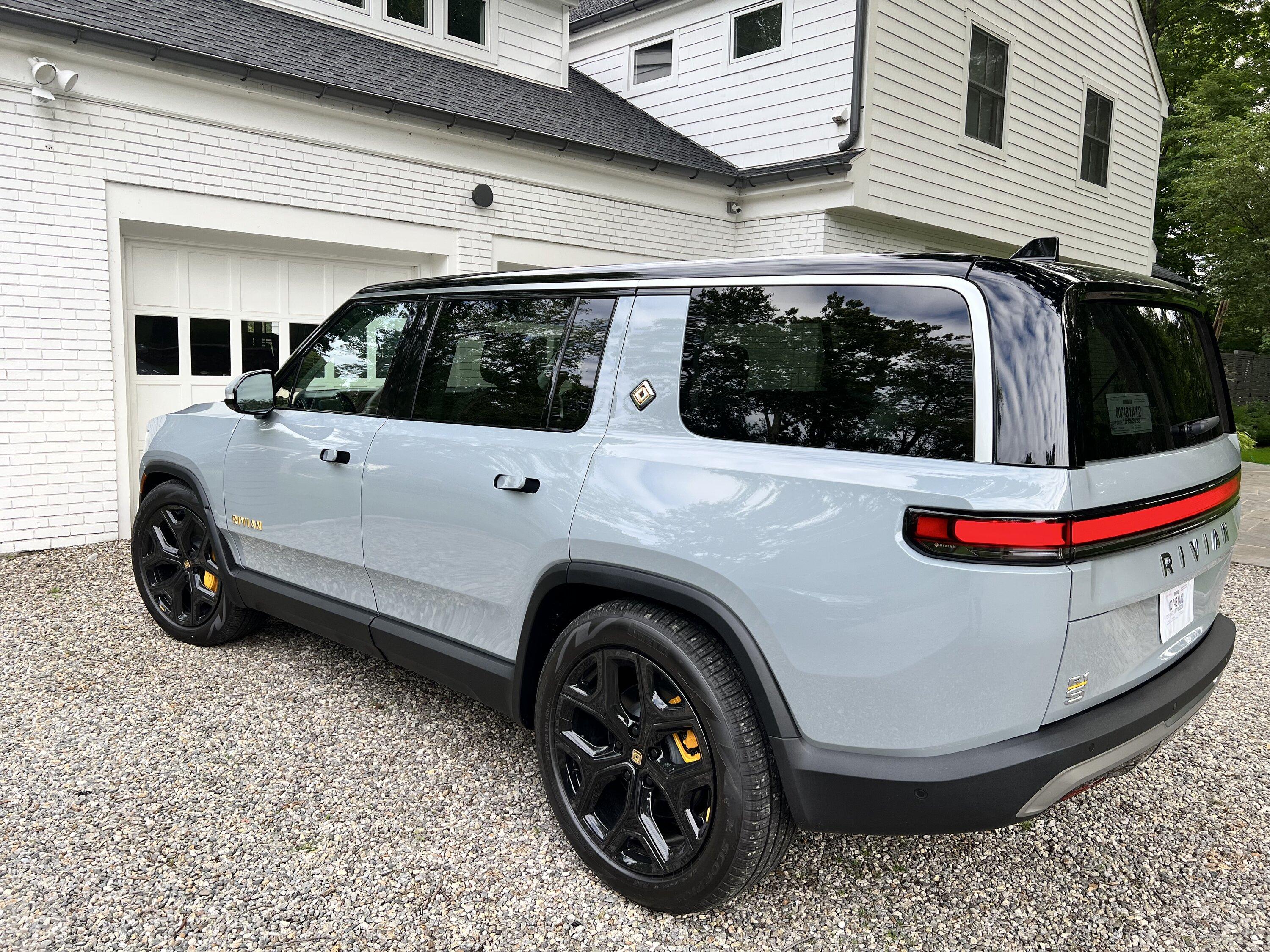 Rivian R1T R1S ? LIMESTONE R1S  Photos IMG_1644