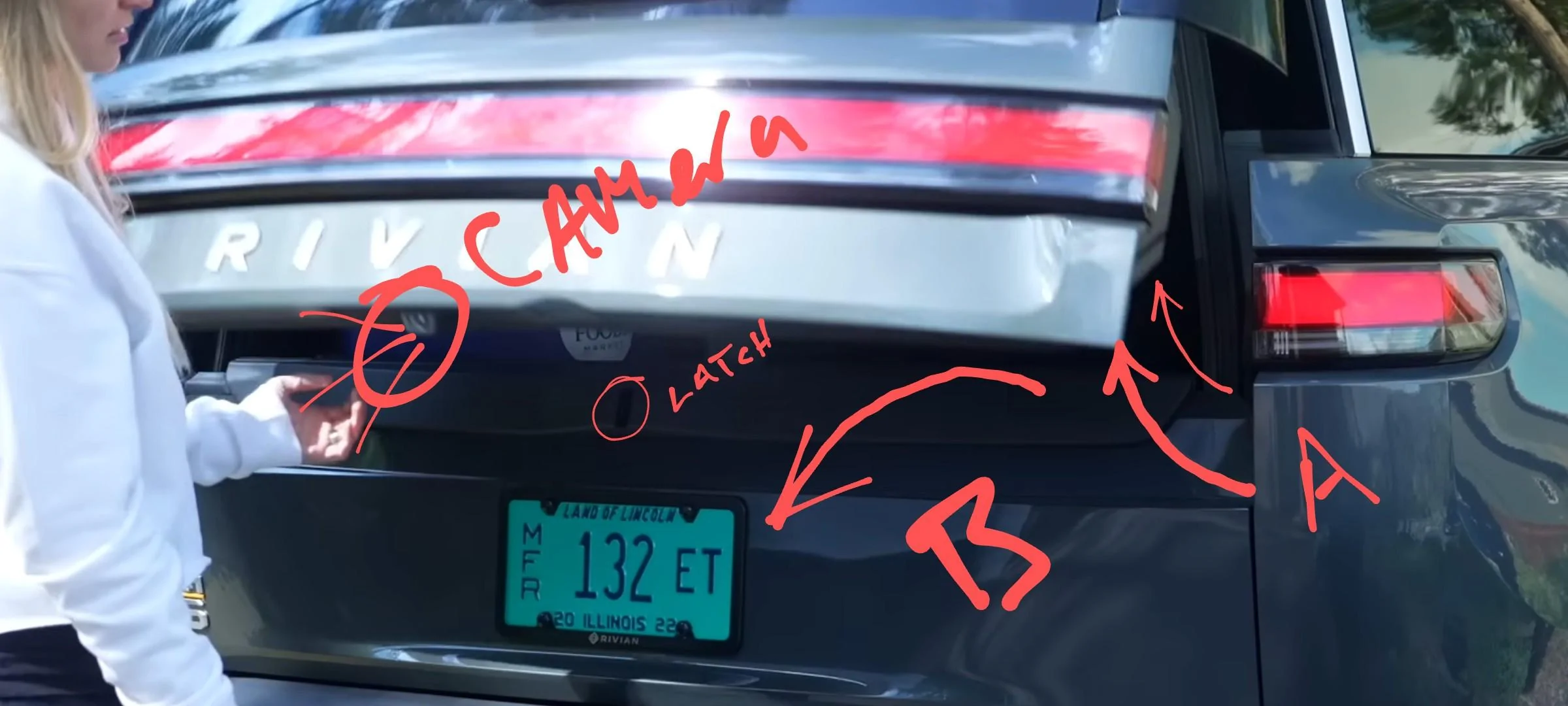 Rivian R1T R1S R1S liftgate opened while driving and all luggage fell out! (Drive Cam video added) Screenshot_20230828_201315_YouTube~4
