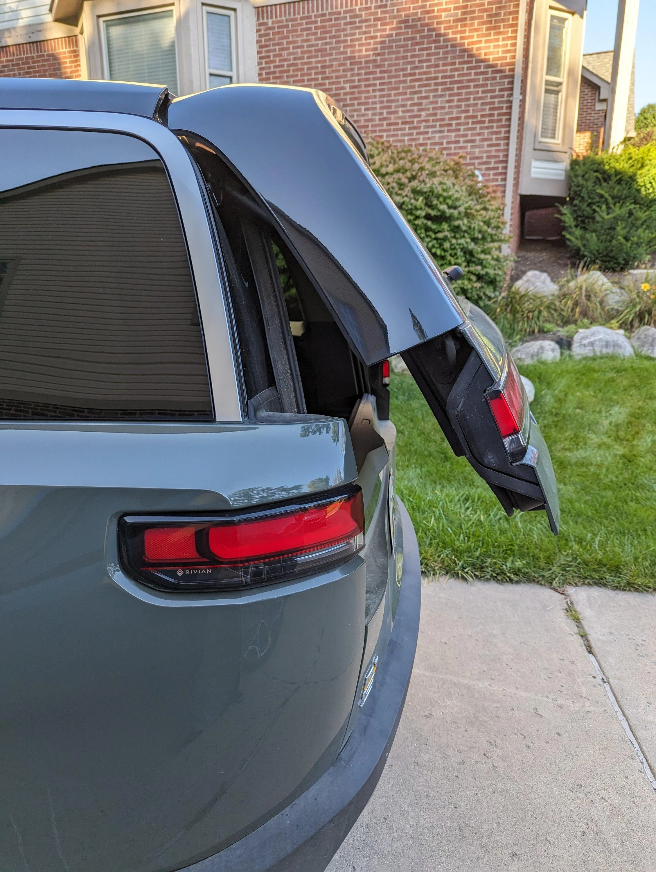 Rivian R1T R1S R1S liftgate opened while driving and all luggage fell out! (Drive Cam video added) PXL_20230831_223513542