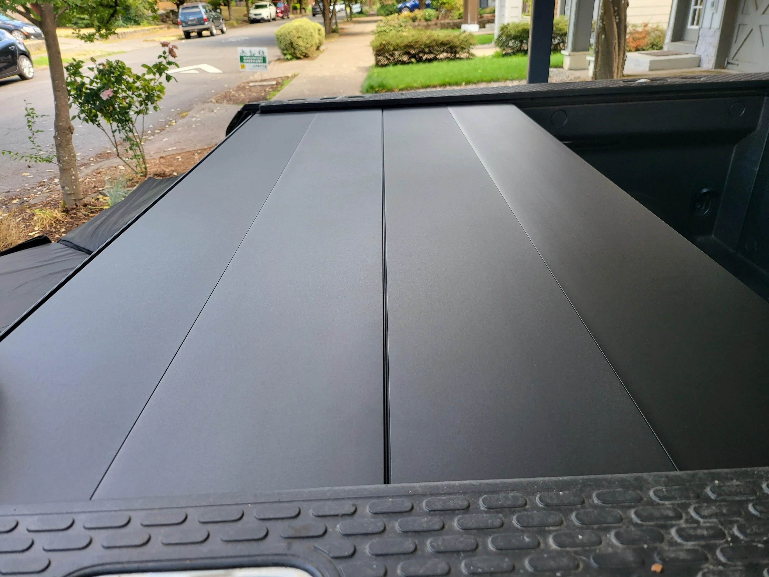 Rivian R1T R1S Pictures & details from my Rivian manual tonneau delivery and installation 20230901_143901