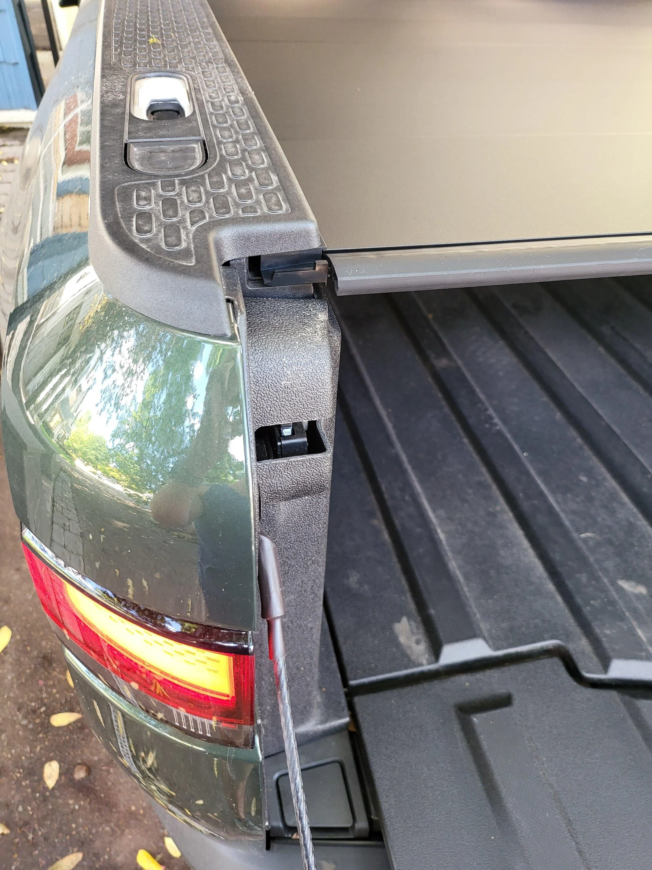 Rivian R1T R1S Pictures & details from my Rivian manual tonneau delivery and installation 20230901_144407