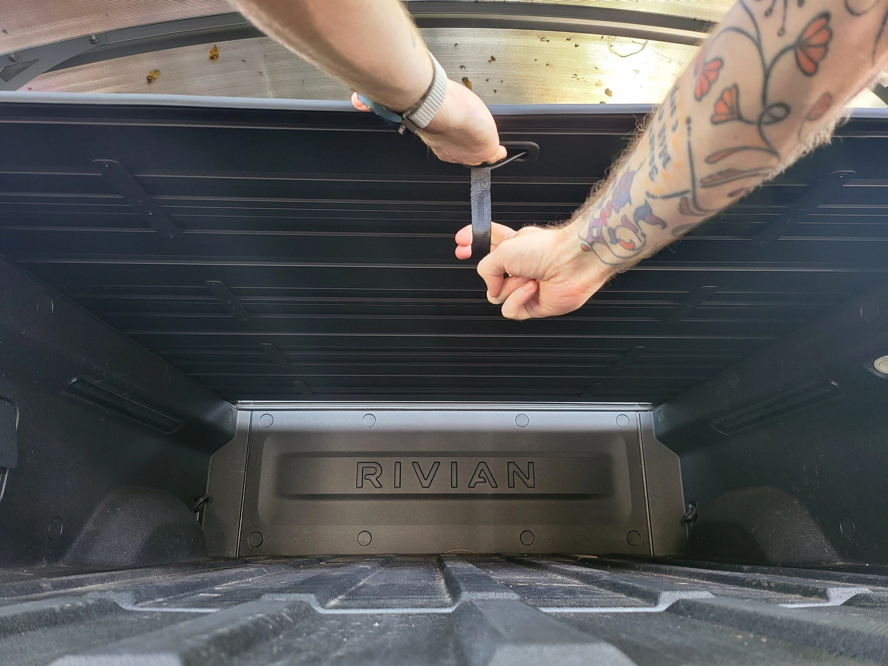 Rivian R1T R1S Pictures & details from my Rivian manual tonneau delivery and installation 20230901_144653