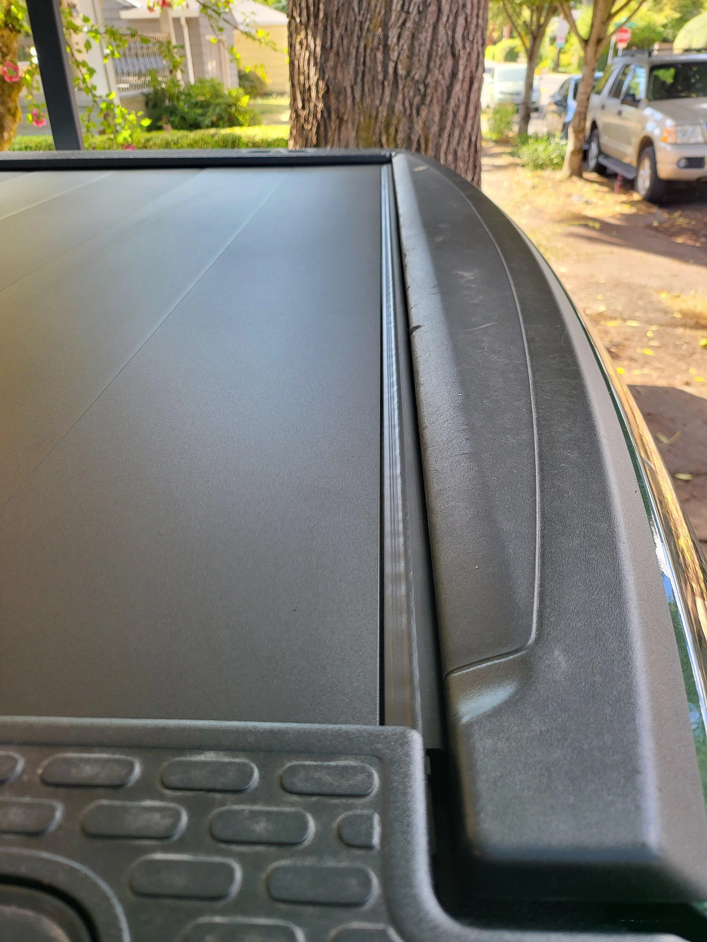 Rivian R1T R1S Pictures & details from my Rivian manual tonneau delivery and installation 20230901_144847