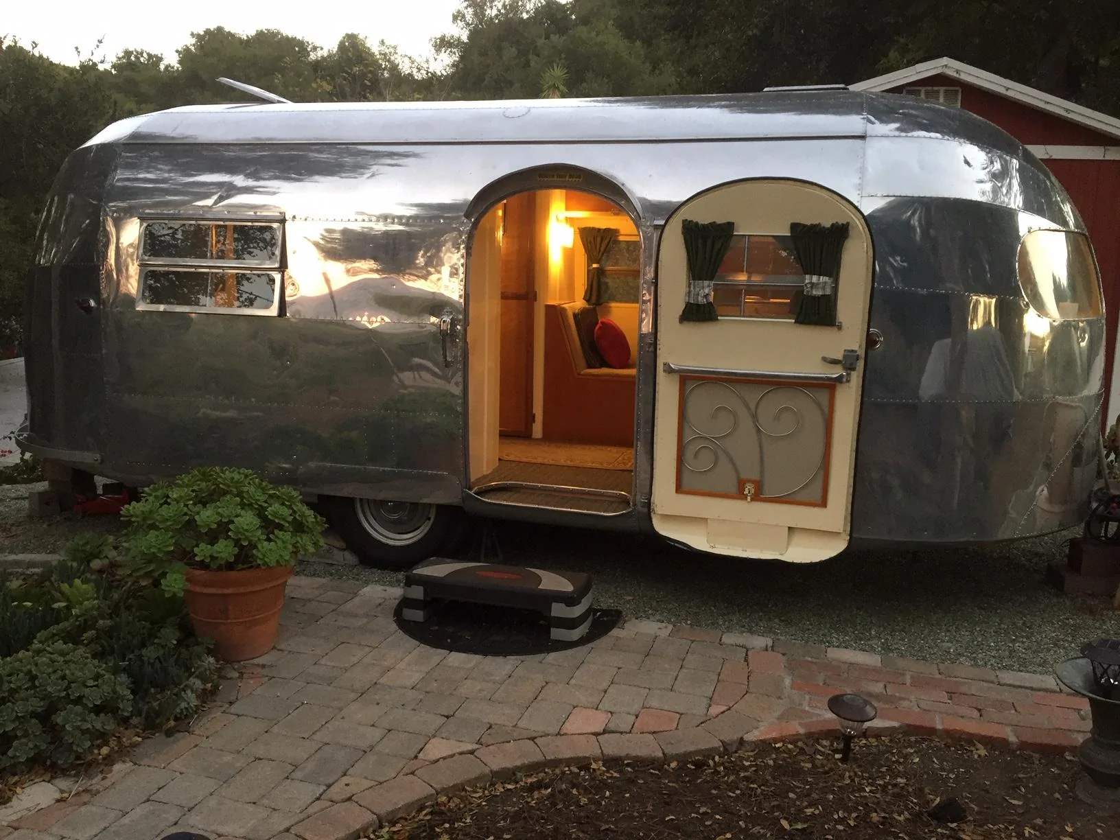 Rivian R1T R1S Towing a small trailer curt sid