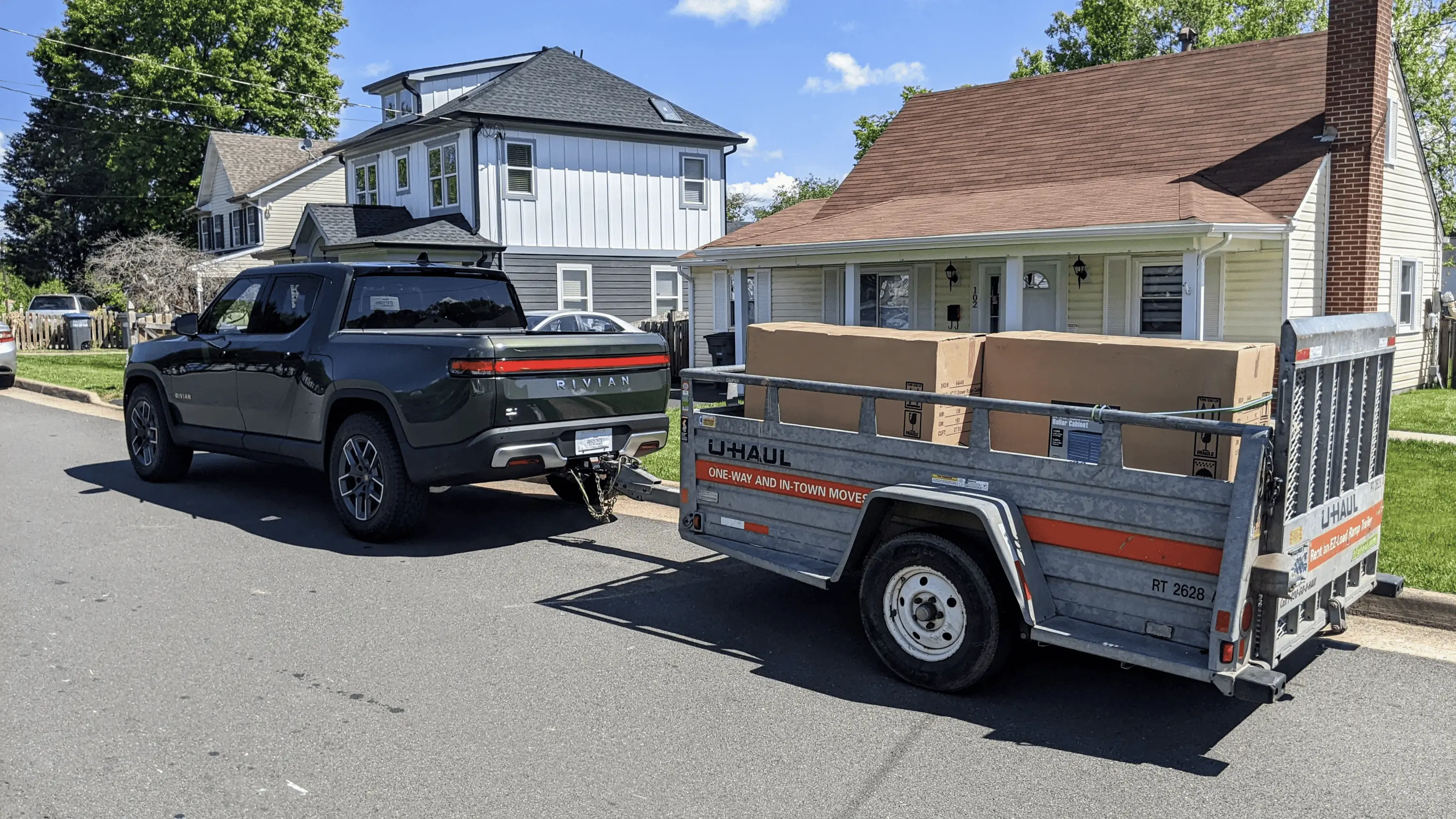 Rivian R1T R1S Towing a small trailer 1693630787469