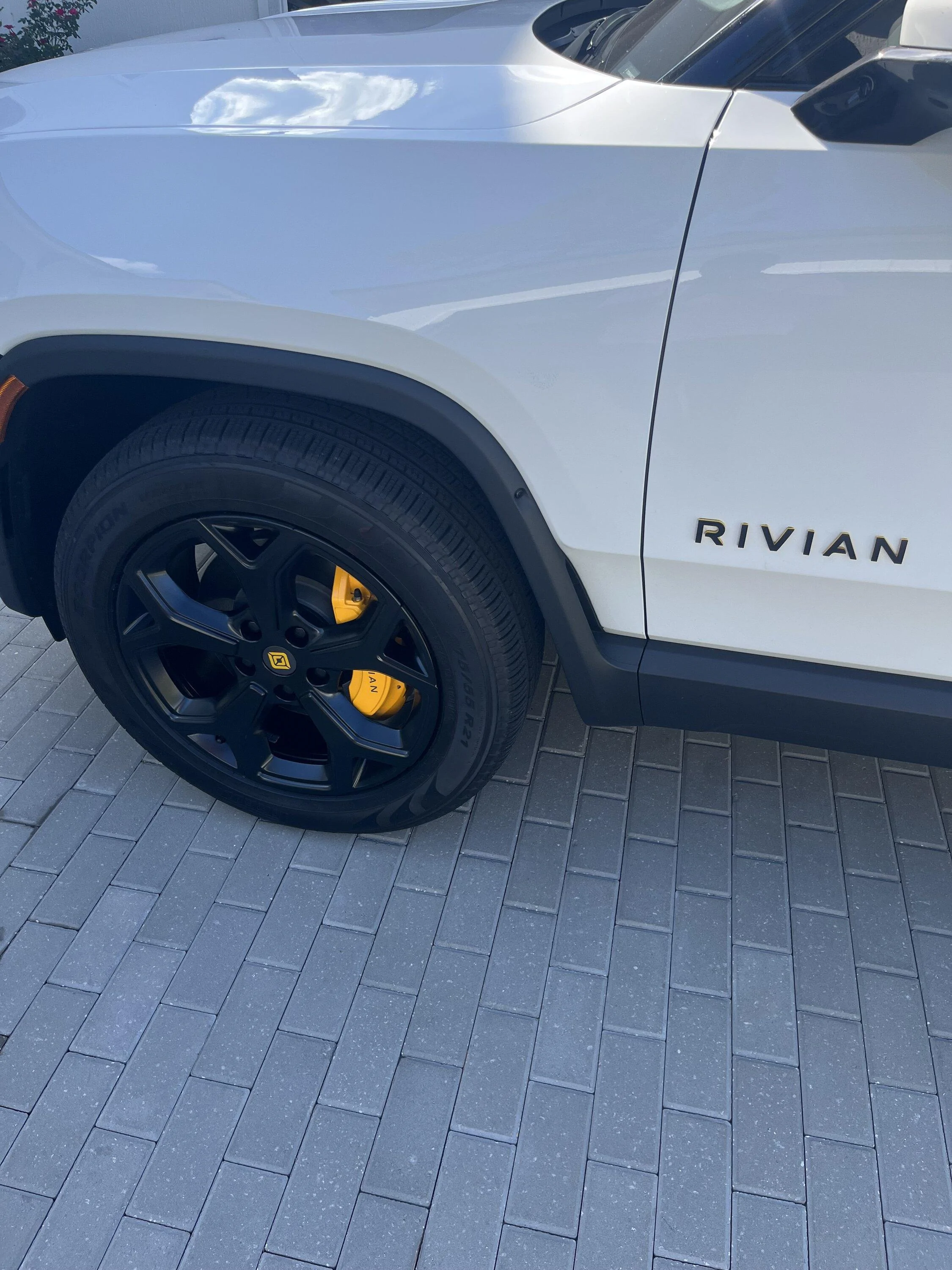 Rivian R1T R1S GLACIER WHITE R1T  Photos IMG_2323
