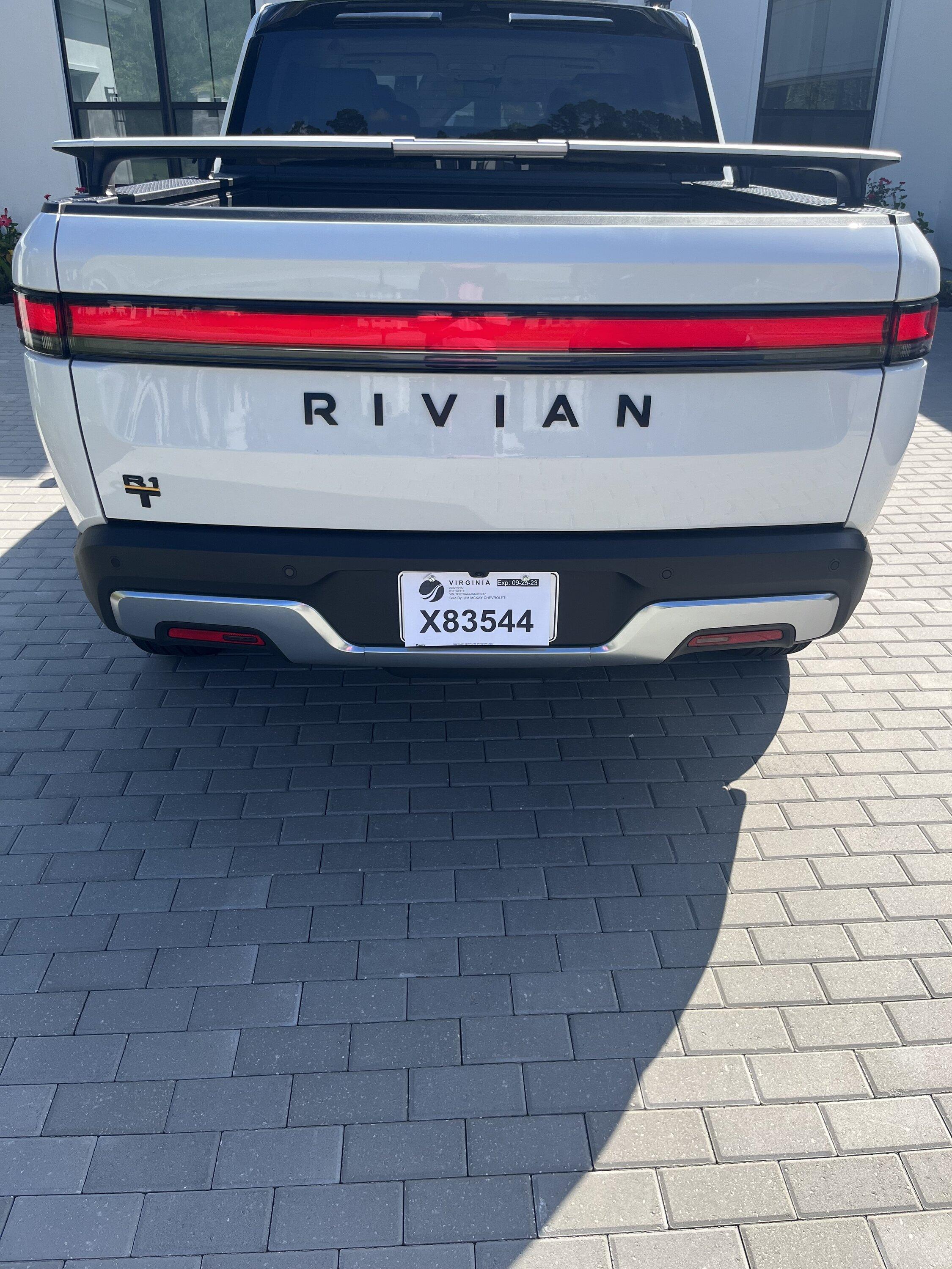Rivian R1T R1S GLACIER WHITE R1T  Photos IMG_2324