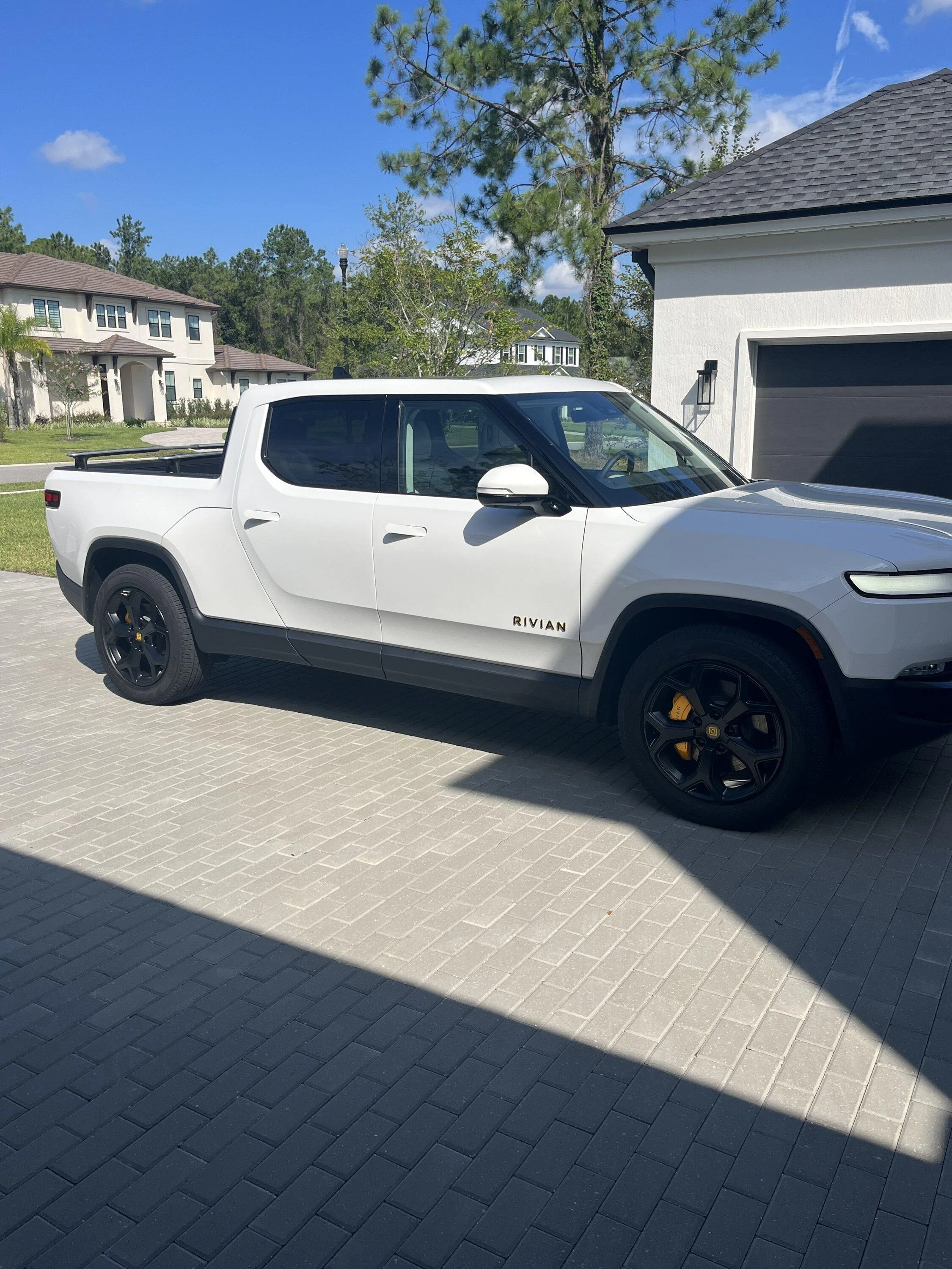 Rivian R1T R1S GLACIER WHITE R1T  Photos IMG_2325