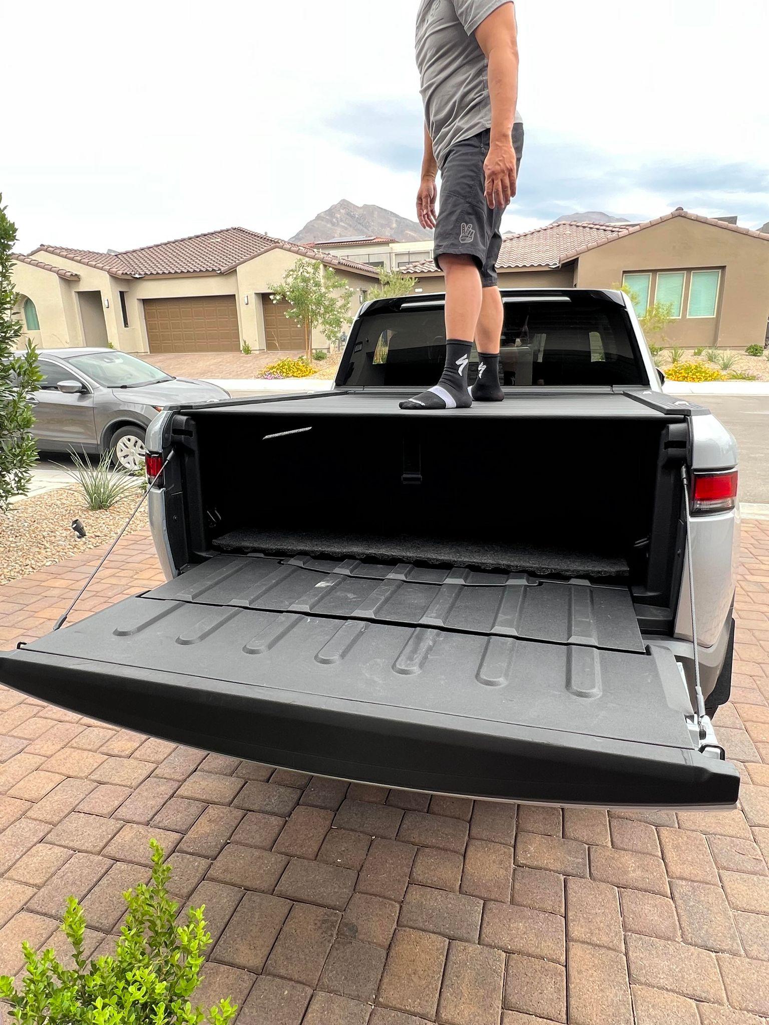 Rivian R1T R1S Manual Tonneau Cover from Interrobang - my review cover2