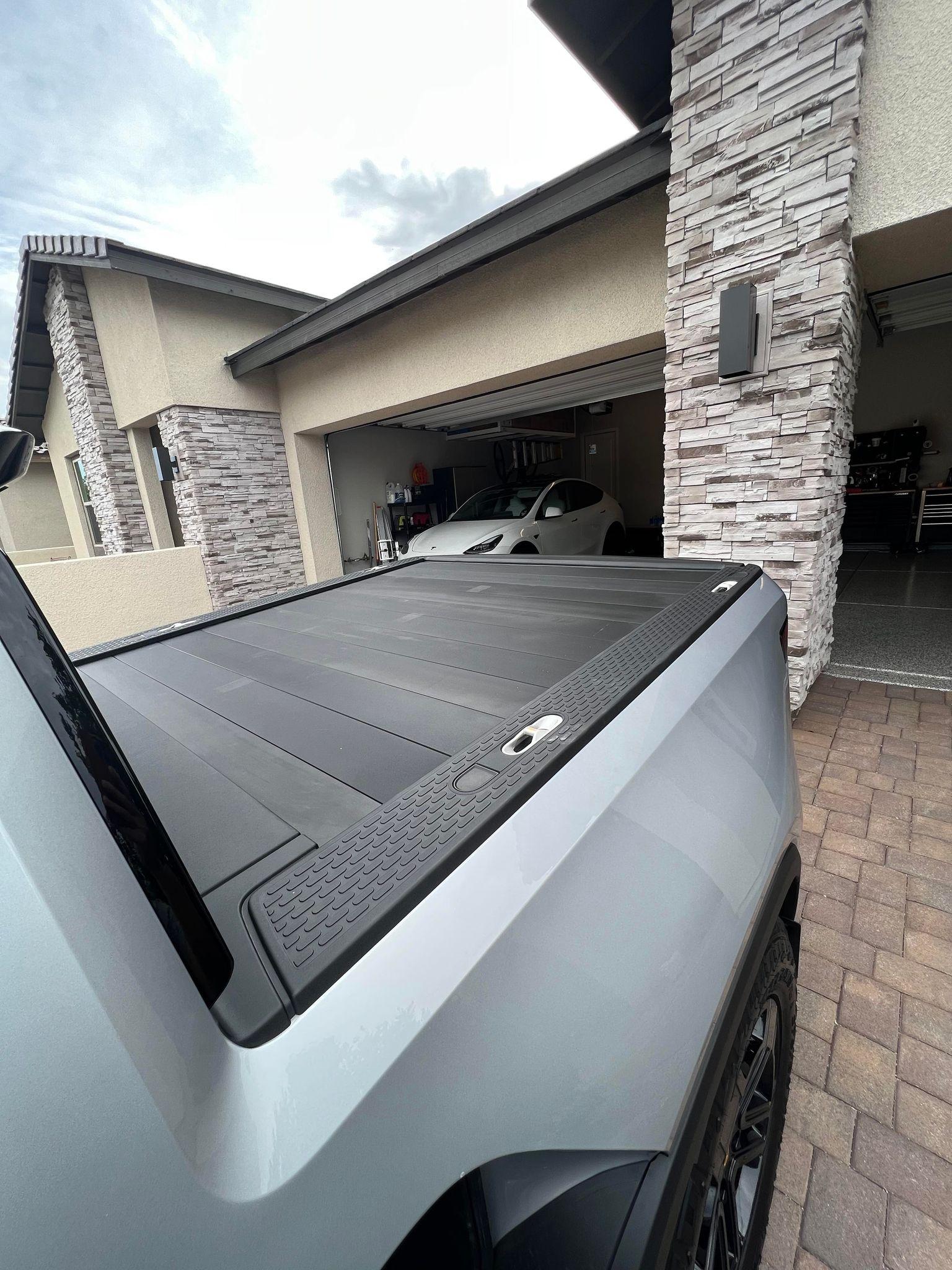 Rivian R1T R1S Manual Tonneau Cover from Interrobang - my review cover5
