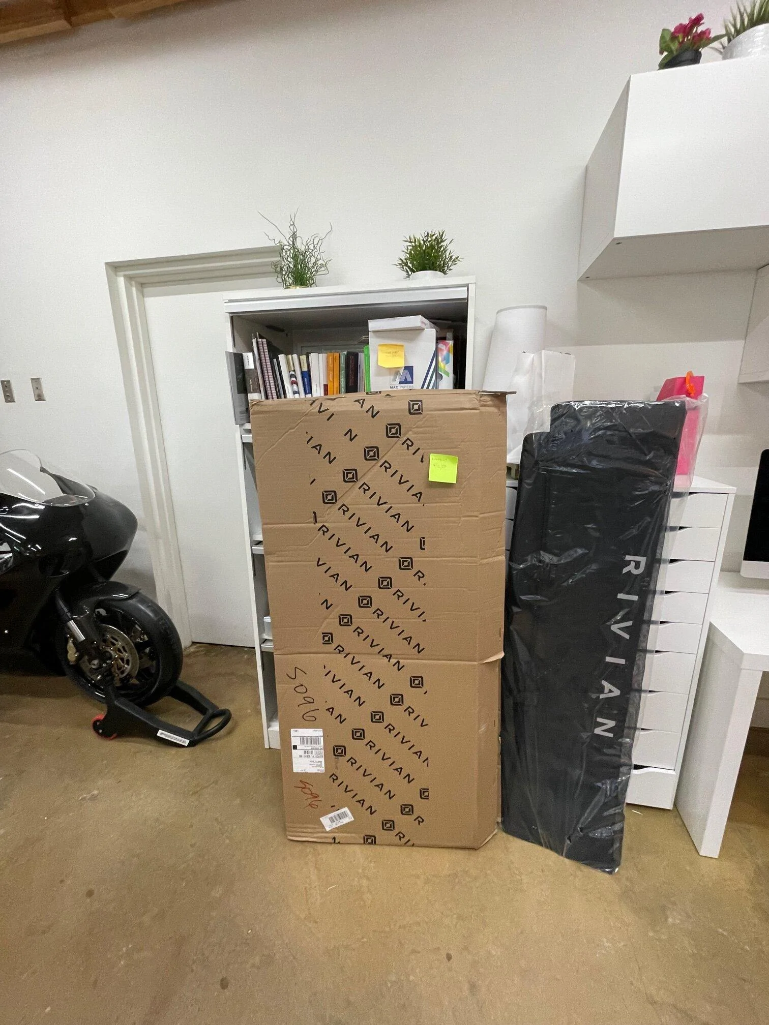 Rivian R1T R1S Rivian Tailgate Pad IMG_5776