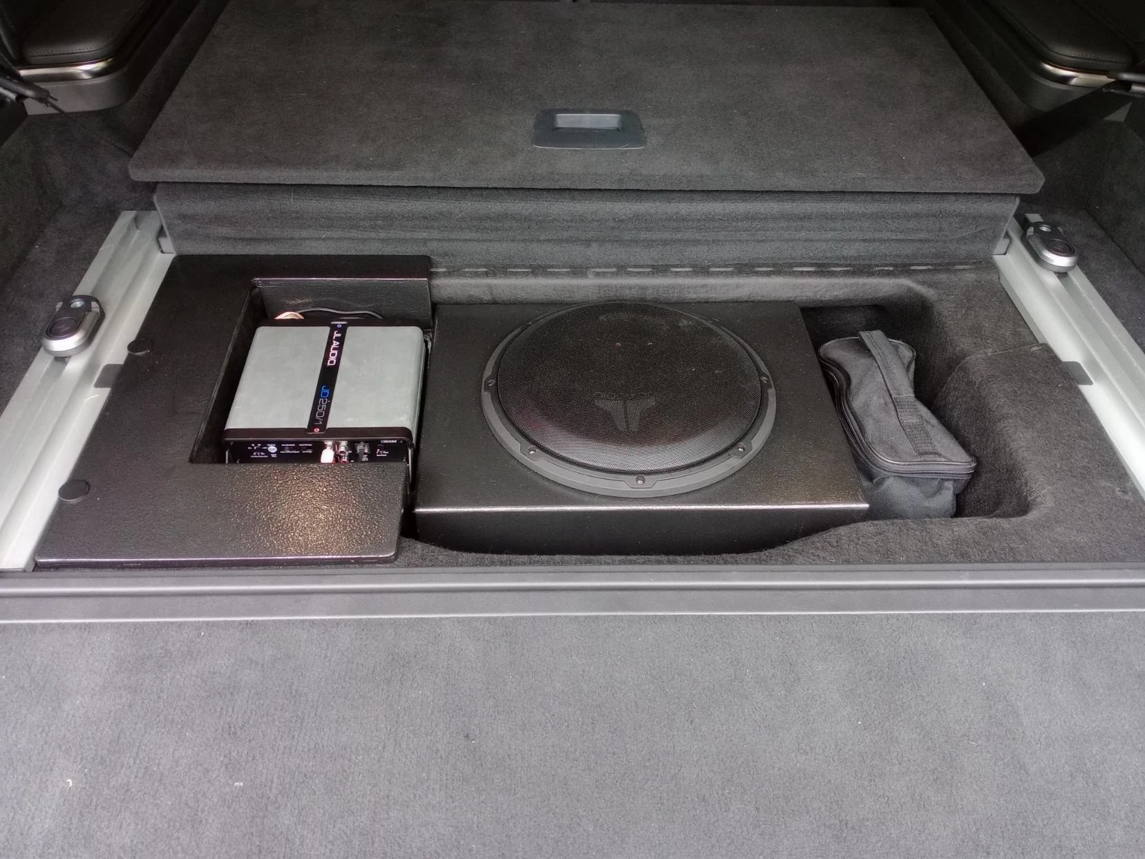 Rivian R1T R1S Teardown: R1S Audio Unit under drivers seat and speaker harness pinnout. IMG_20230914_083309
