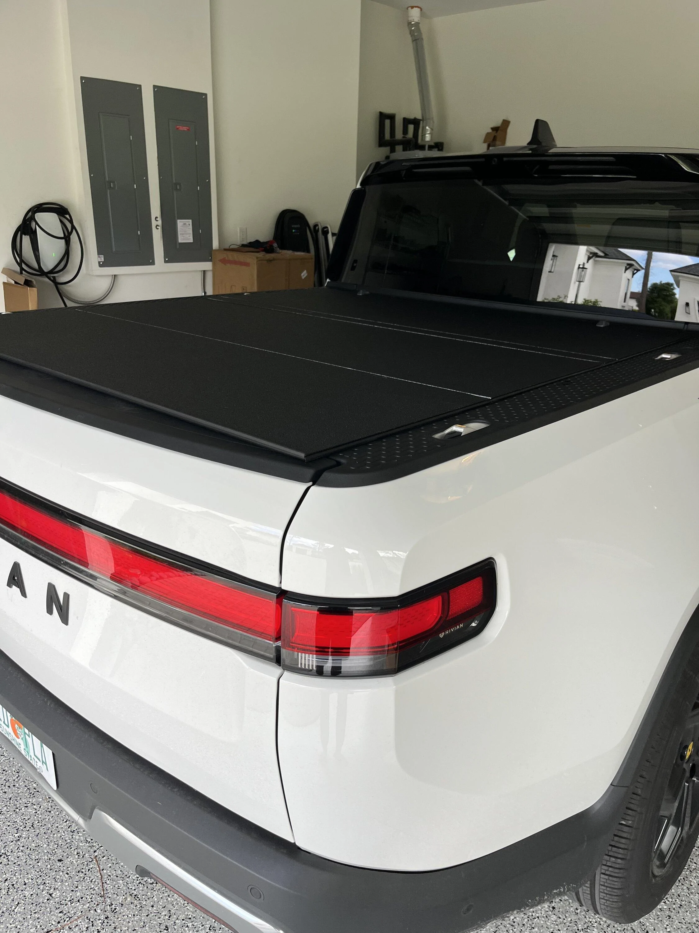 Rivian R1T R1S Agricover Lomax Folding Tonneau IMG_2354