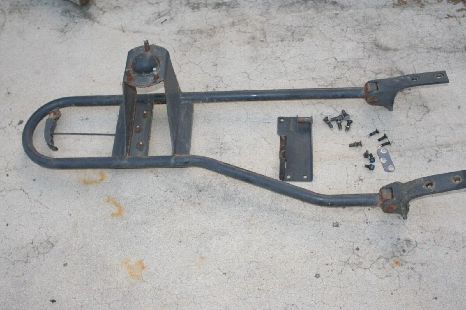 Rivian R1T R1S Rigid Armor hitch spare tire carrier for R1S -- installed photos & review 1695155100590