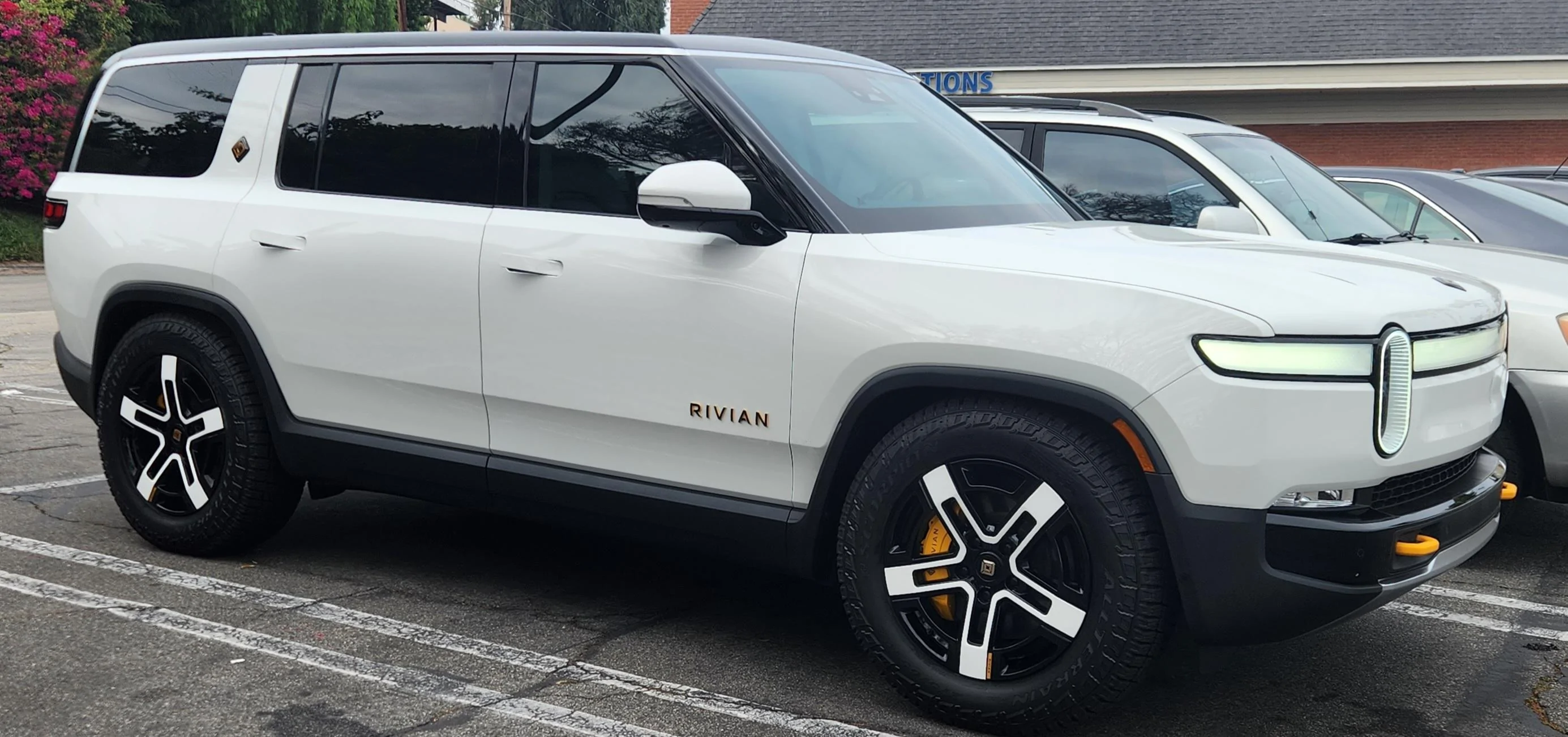 Rivian R1T R1S 20" All-Terrain Bright white decal options 20230922_153257