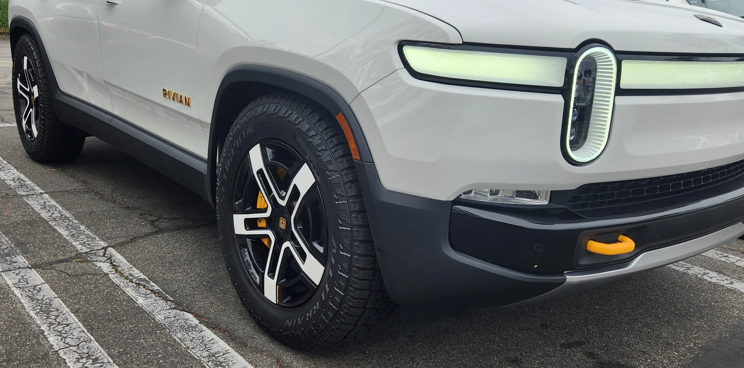 Rivian R1T R1S 20" All-Terrain Bright white decal options 20230922_153300