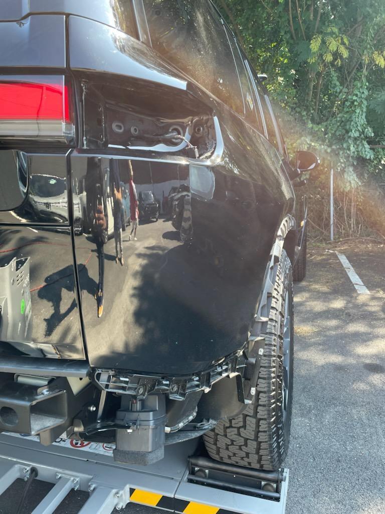 Rivian R1T R1S Hit by an EDV while sitting at the service center oxxp083oeeqb1