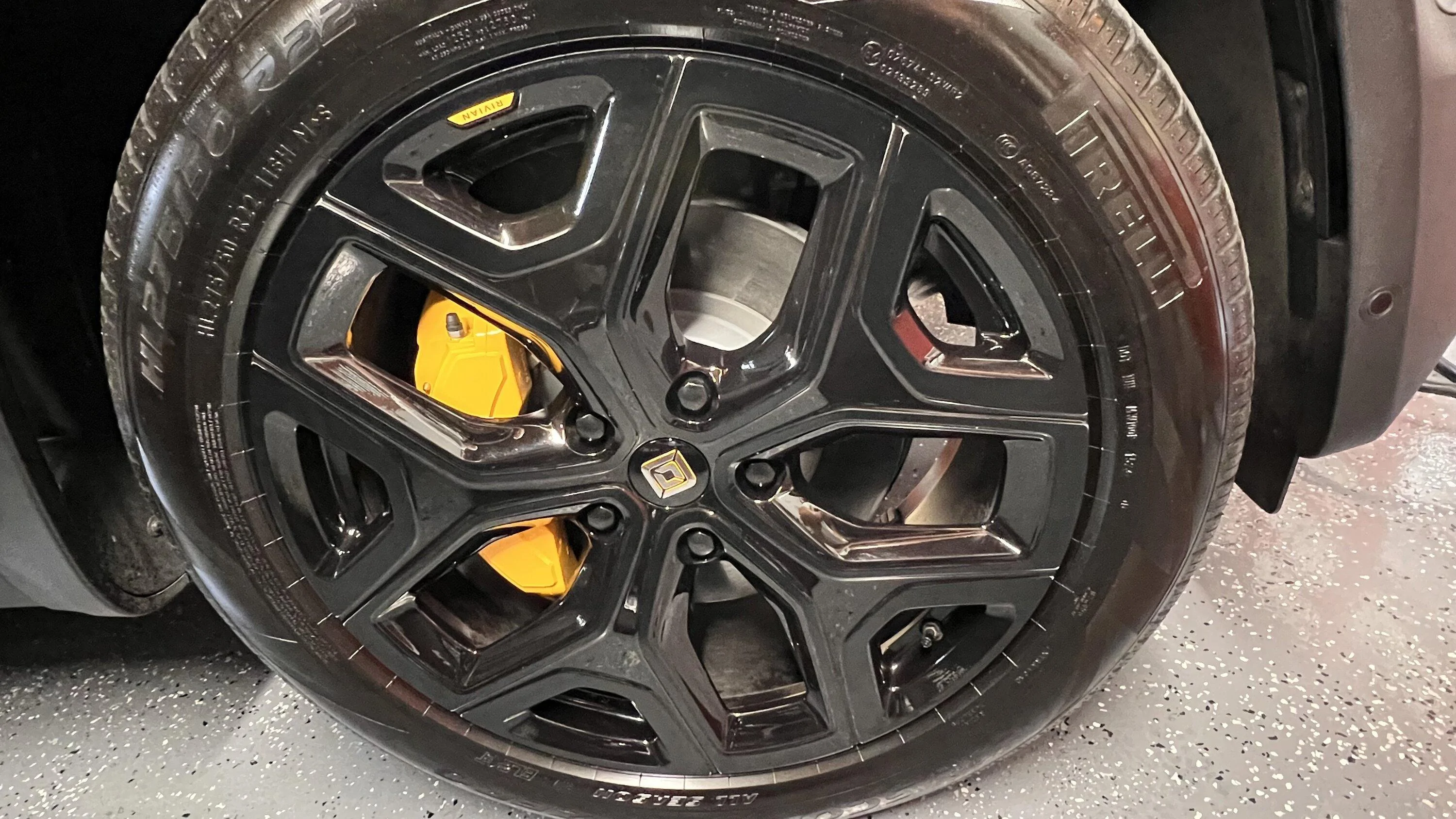 Rivian R1T R1S 22s Bright to 22s Blacked Out Wheels in 5 Hours using vinyl decals IMG_4980