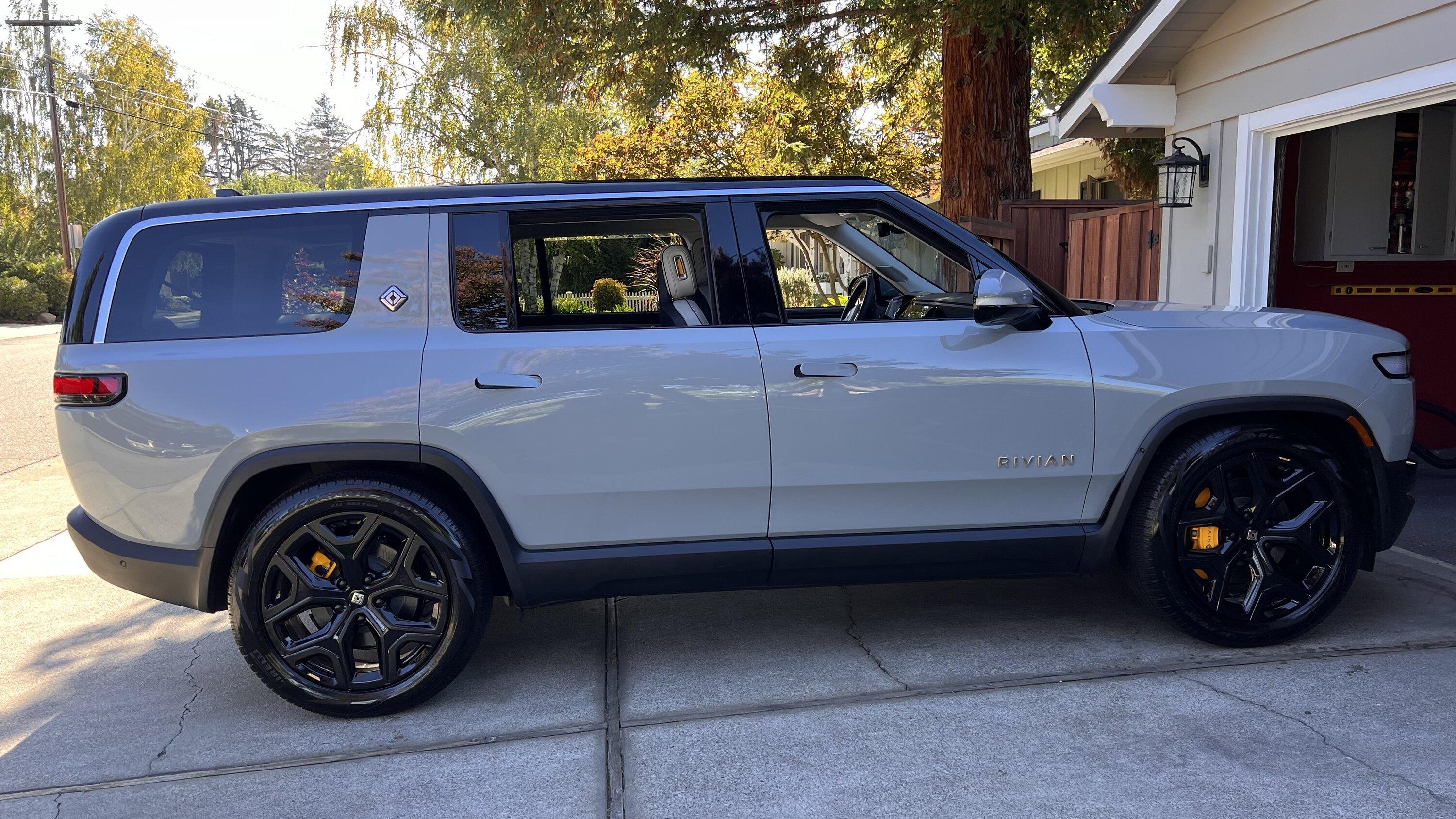 Rivian R1T R1S 22s Bright to 22s Blacked Out Wheels in 5 Hours using vinyl decals IMG_4968