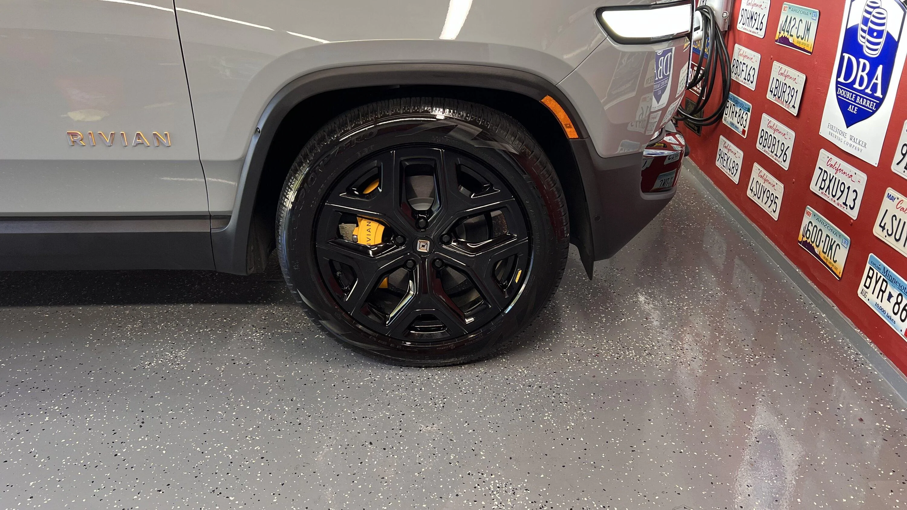 Rivian R1T R1S 22s Bright to 22s Blacked Out Wheels in 5 Hours using vinyl decals IMG_4966