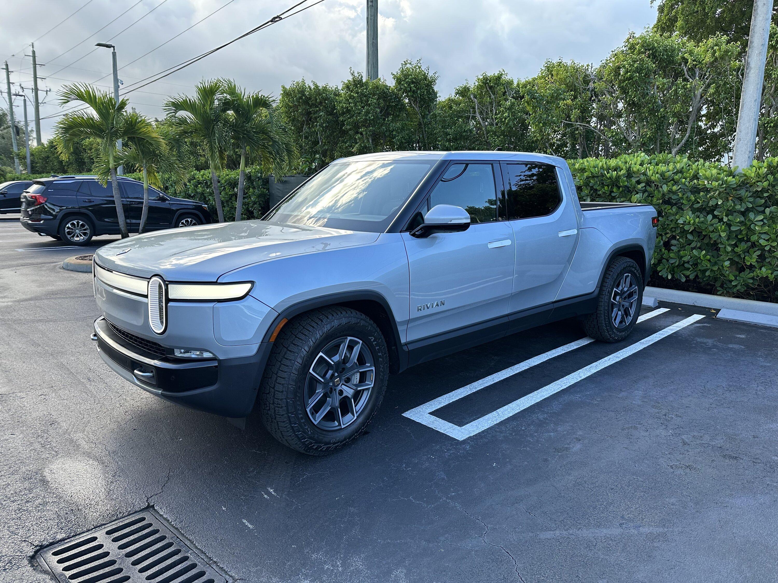 Rivian R1T R1S DM R1T delivery this week? IMG_0749
