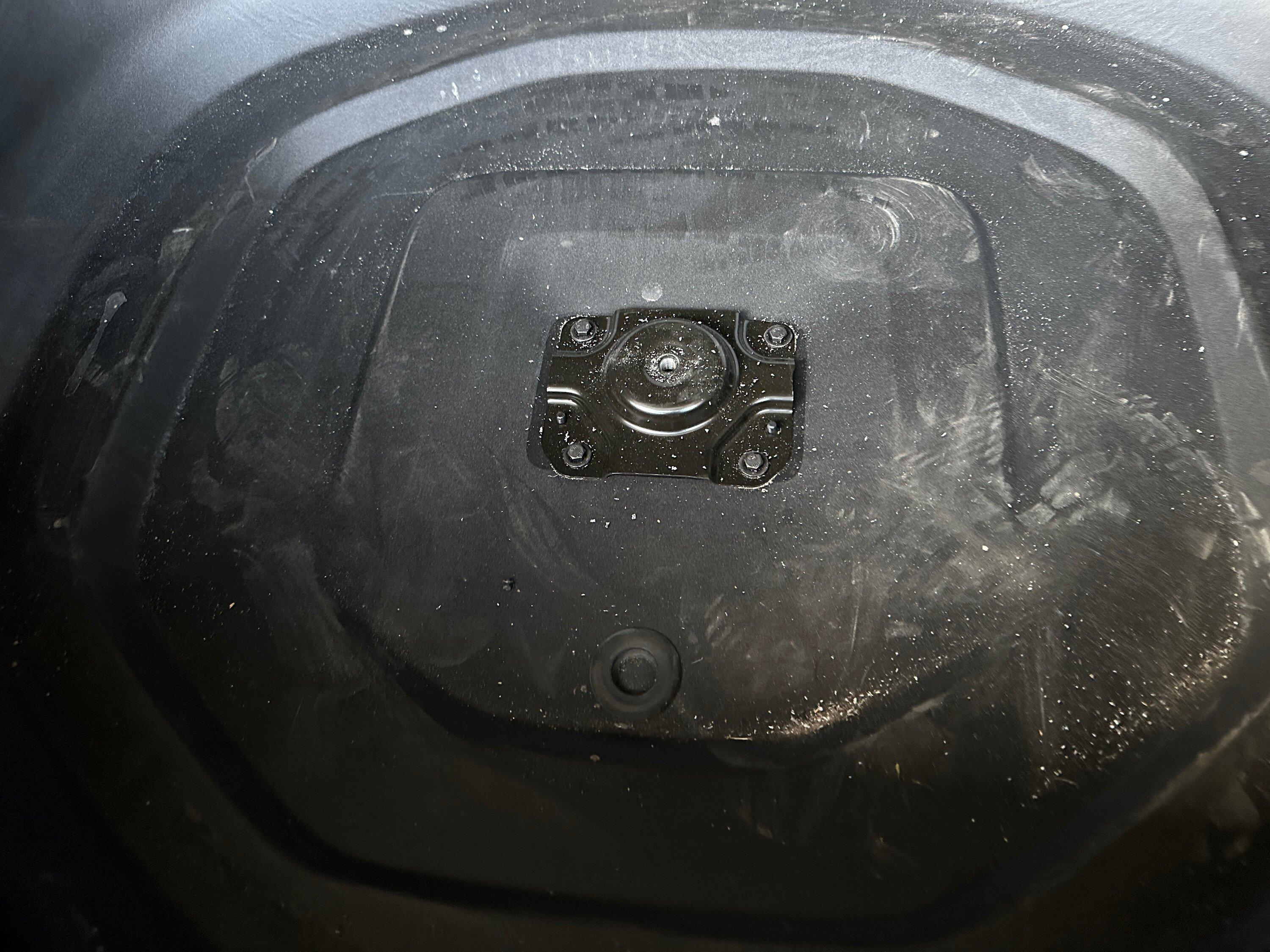 Rivian R1T R1S PSA : print this sign before using spare tire / tire rotation by tire shop IMG_0394.JPG