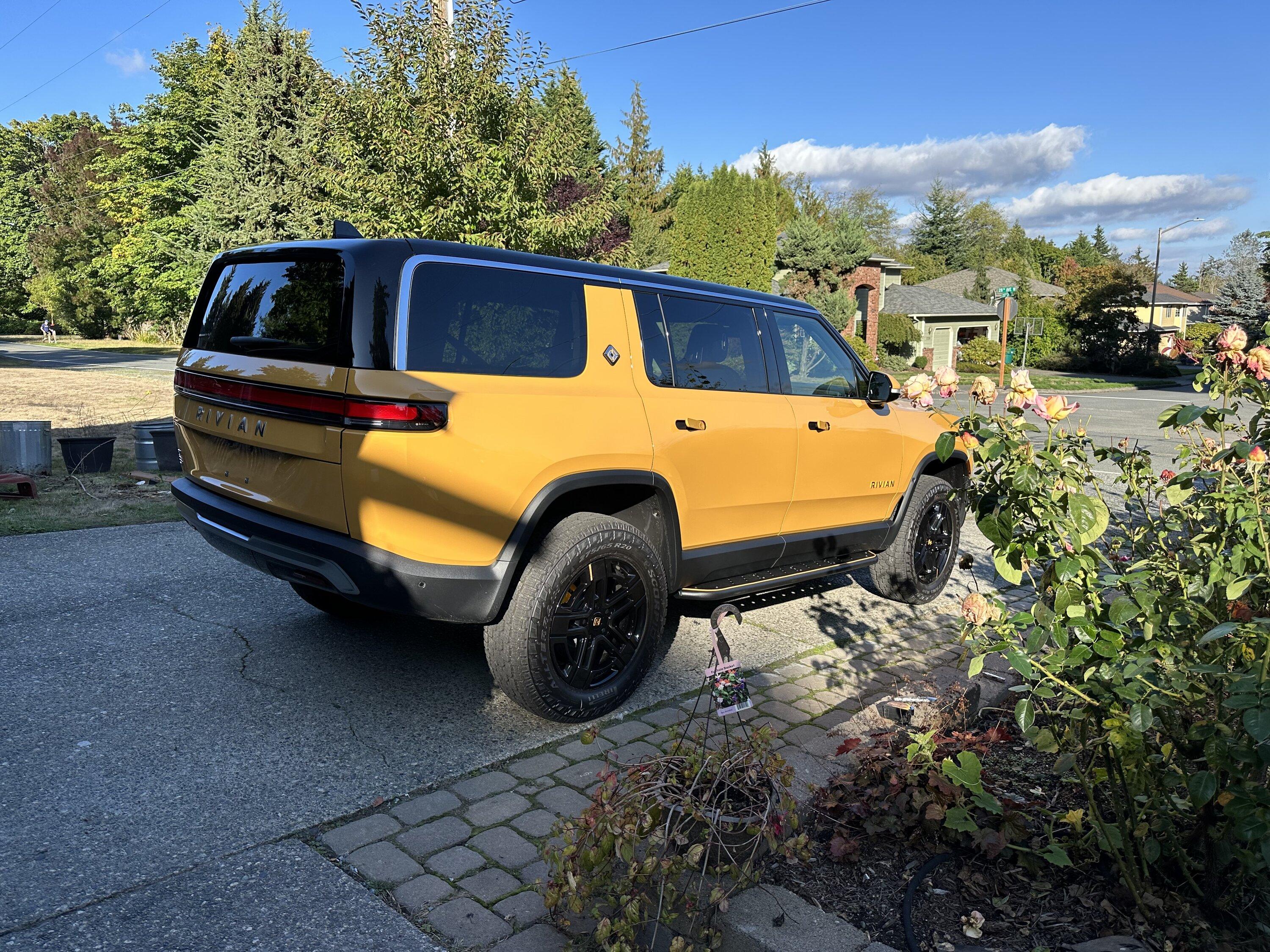 Rivian R1T R1S ? COMPASS YELLOW R1S  Photos IMG_9953
