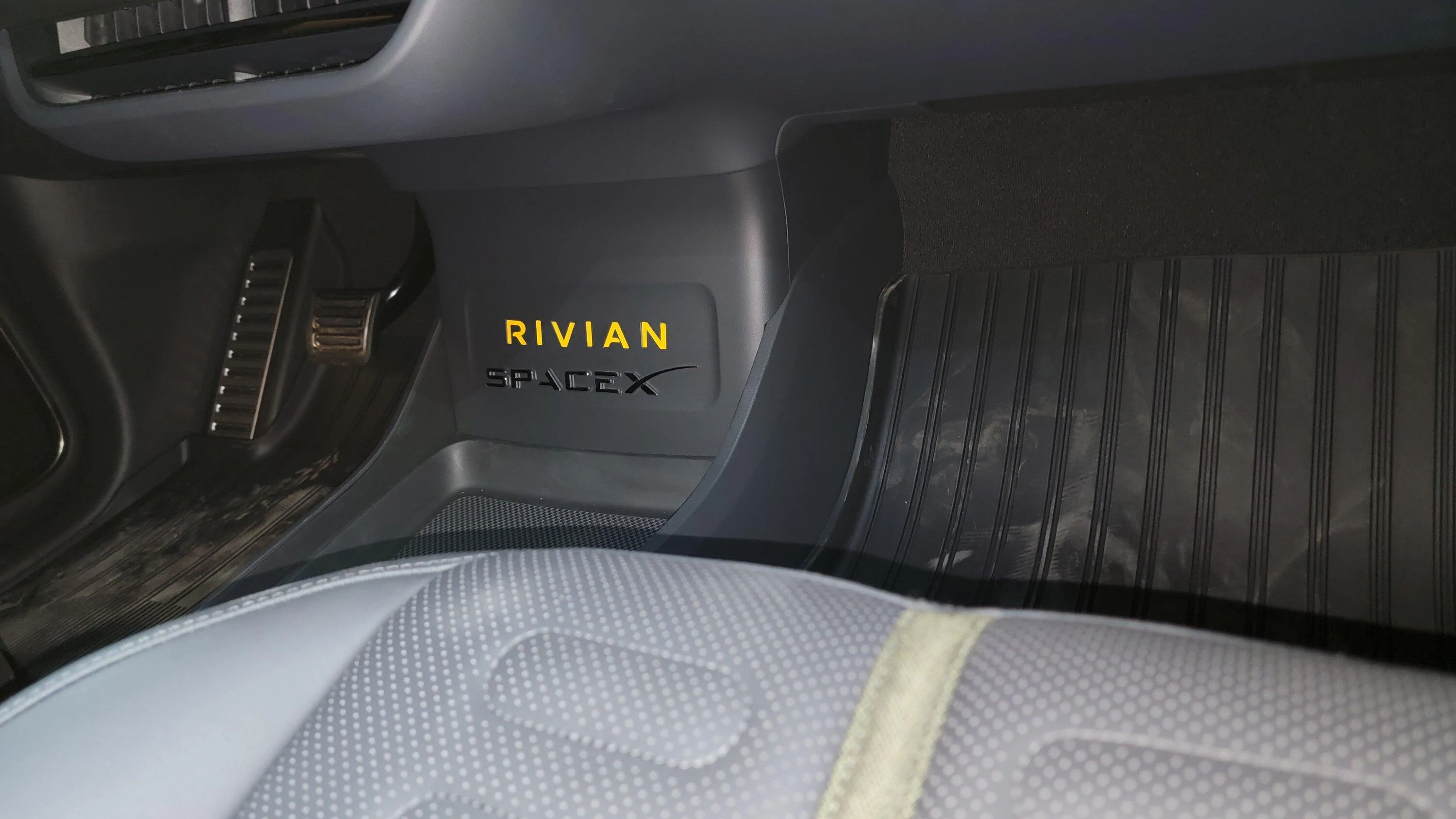Rivian R1T R1S COMPASS YELLOW R1T Photos 20231007_200128