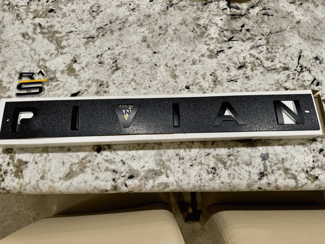 Rivian R1T R1S R I V I A N logo / Badge replacement? 1697001085549