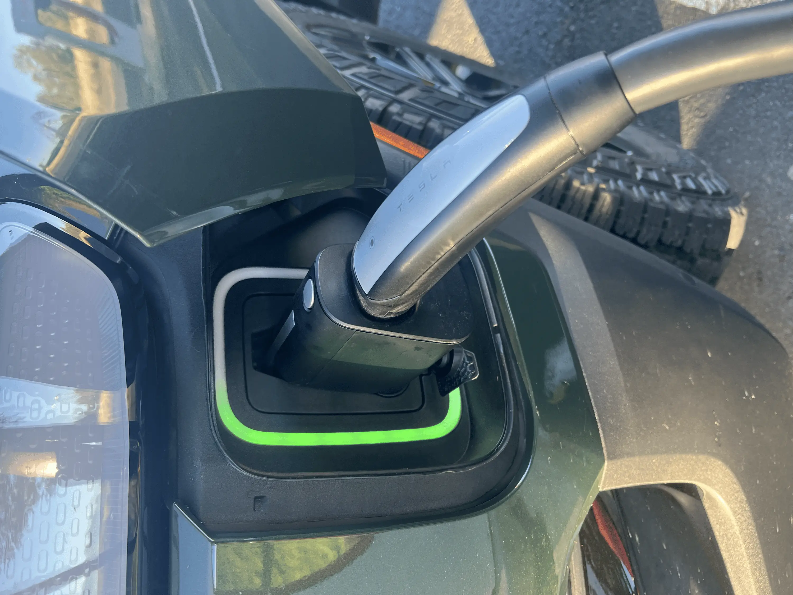 Rivian R1T R1S V4 Tesla Supercharger looks more user friendly + magic dock connector and display (spotted photos) tempImage7sHI1t