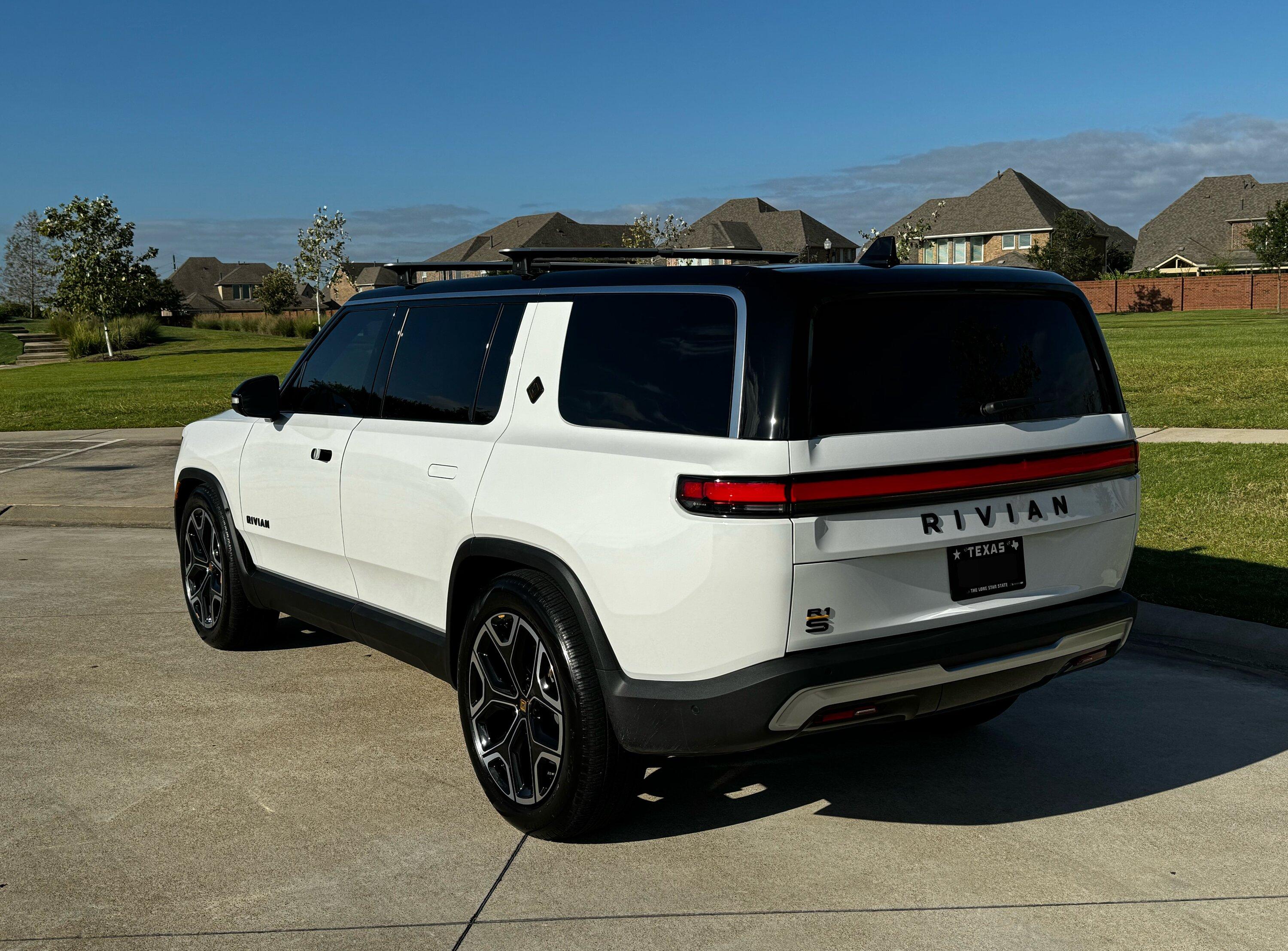 Rivian R1T R1S Glacier White vs. LA Silver? IMG_8237