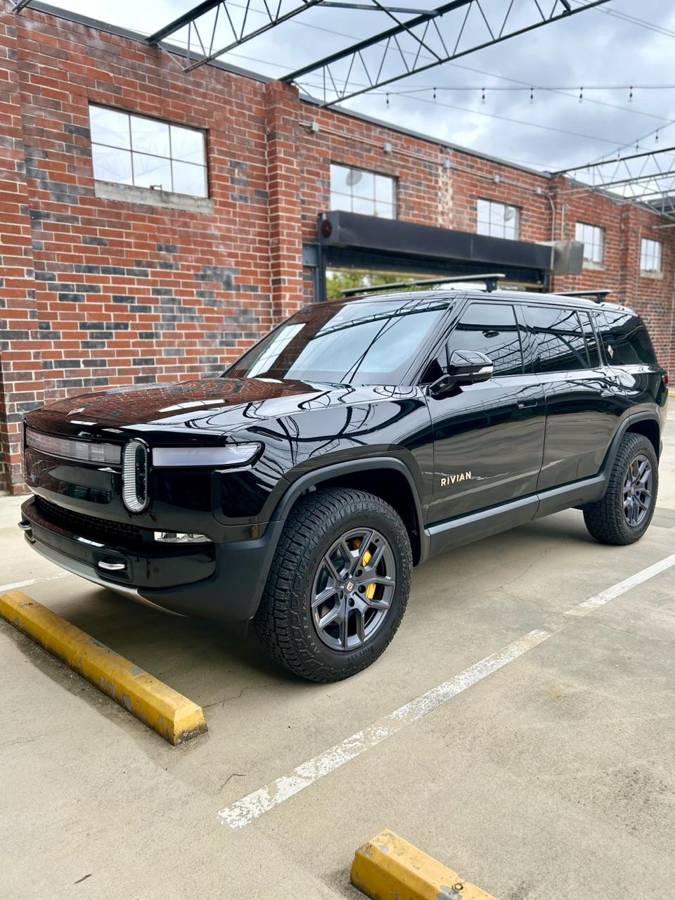 Rivian R1T R1S ATL_R1S Midnight Black Build IMG_1043