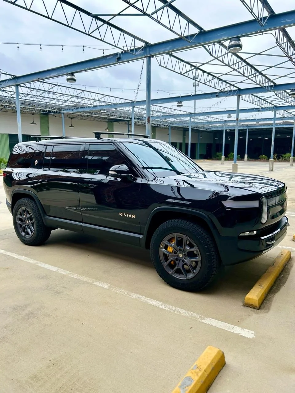 Rivian R1T R1S ATL_R1S Midnight Black Build IMG_1045