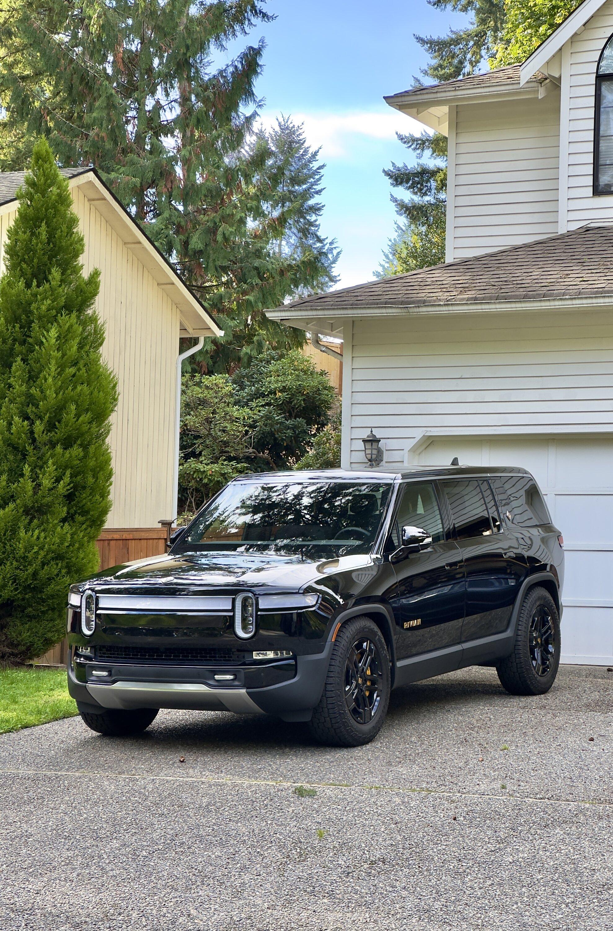 Rivian R1T R1S MIDNIGHT (Black) Rivian Photos IMG_3990