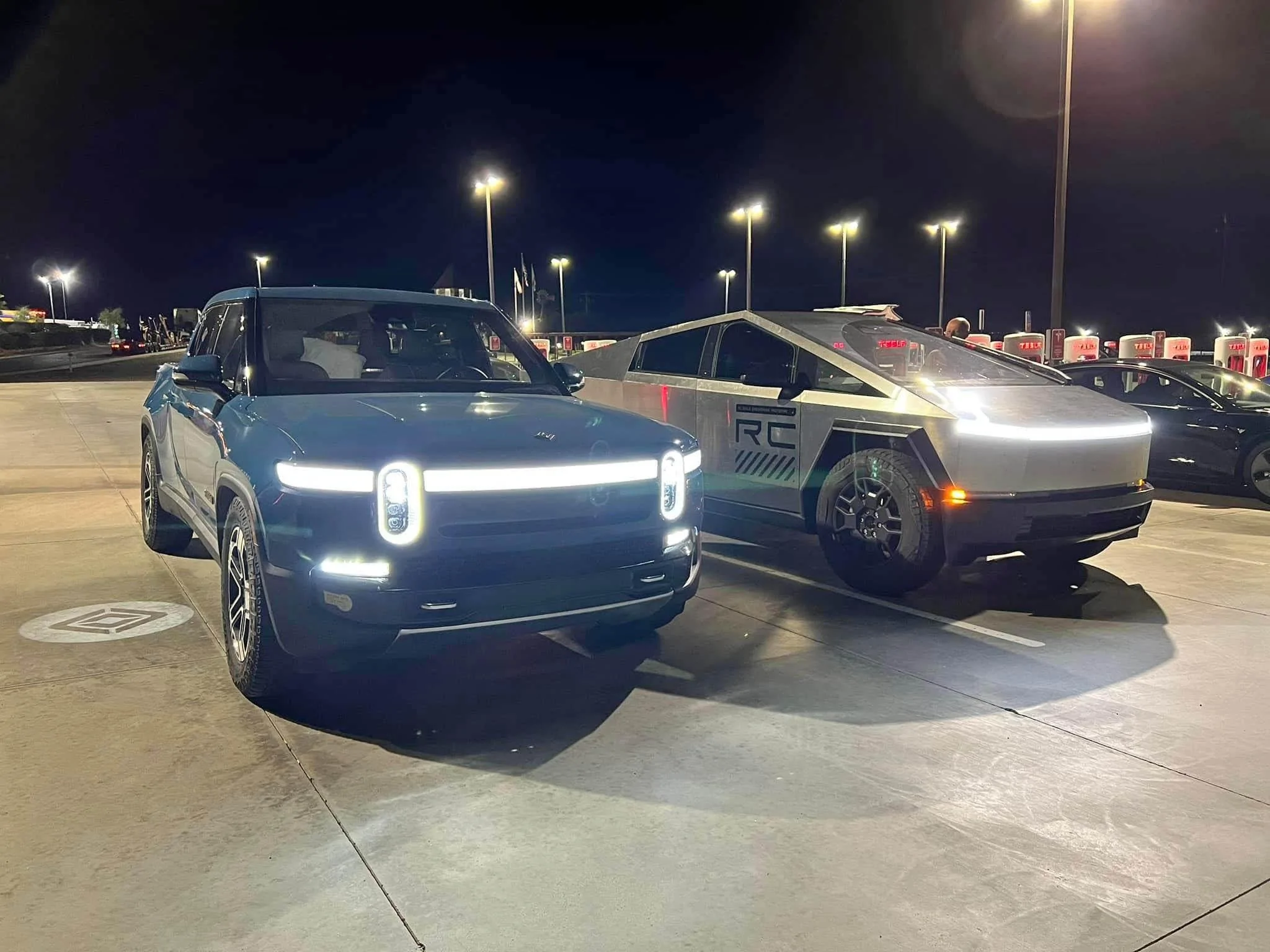 Rivian R1T R1S R1T v Cybertruck side by side real life photos 392938658_167518489753398_394641341663005019_n-jpg