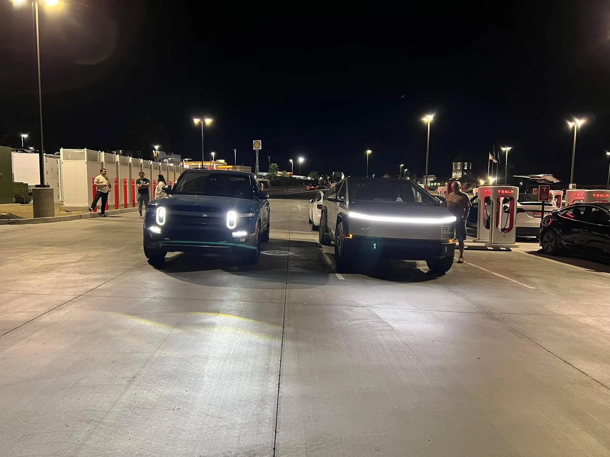 Rivian R1T R1S R1T v Cybertruck side by side real life photos 92930845_167518653086715_1034184151643308499_n-jpg