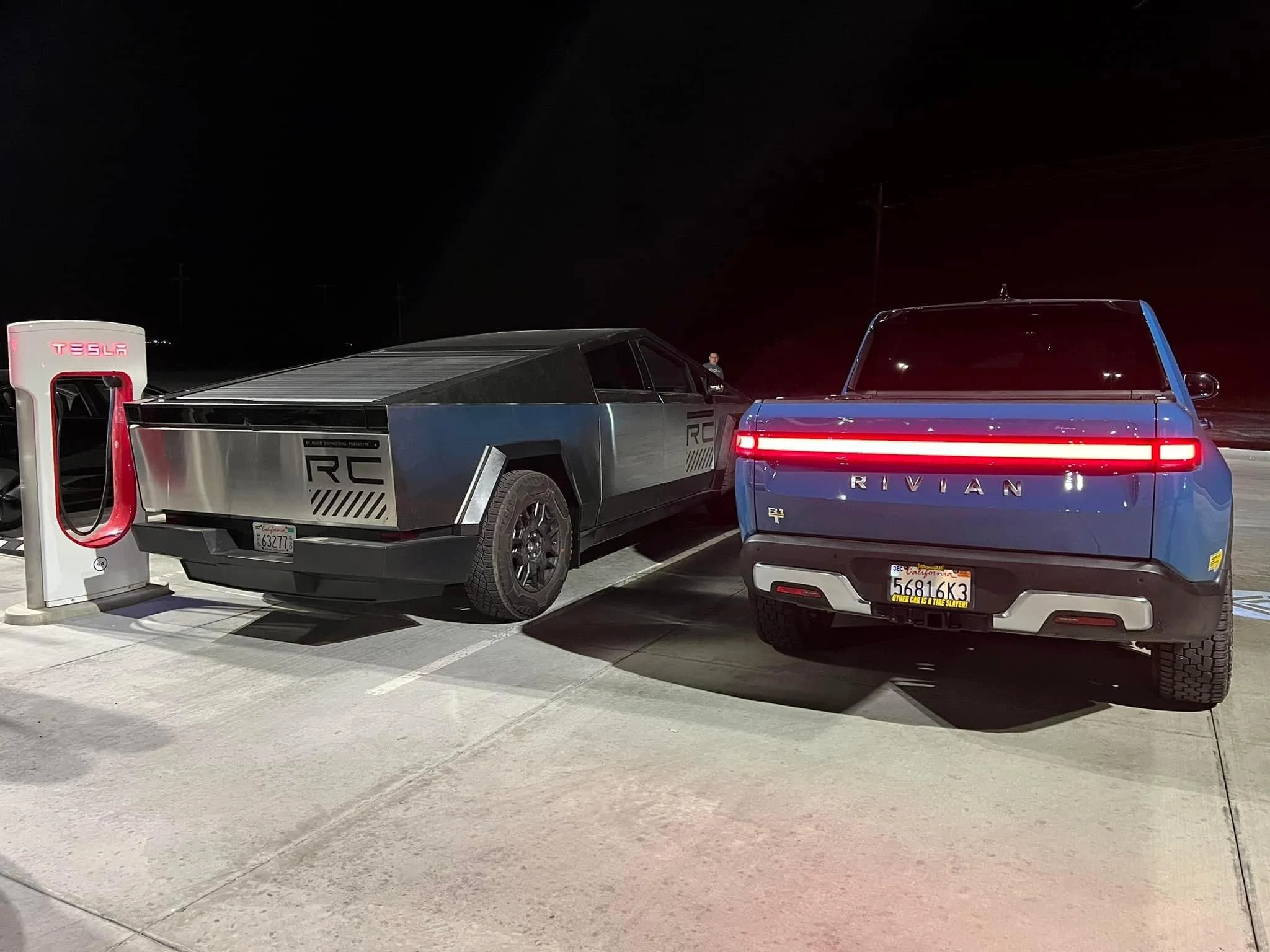 Rivian R1T R1S R1T v Cybertruck side by side real life photos 92953155_167518863086694_6184206494255065397_n-jpg