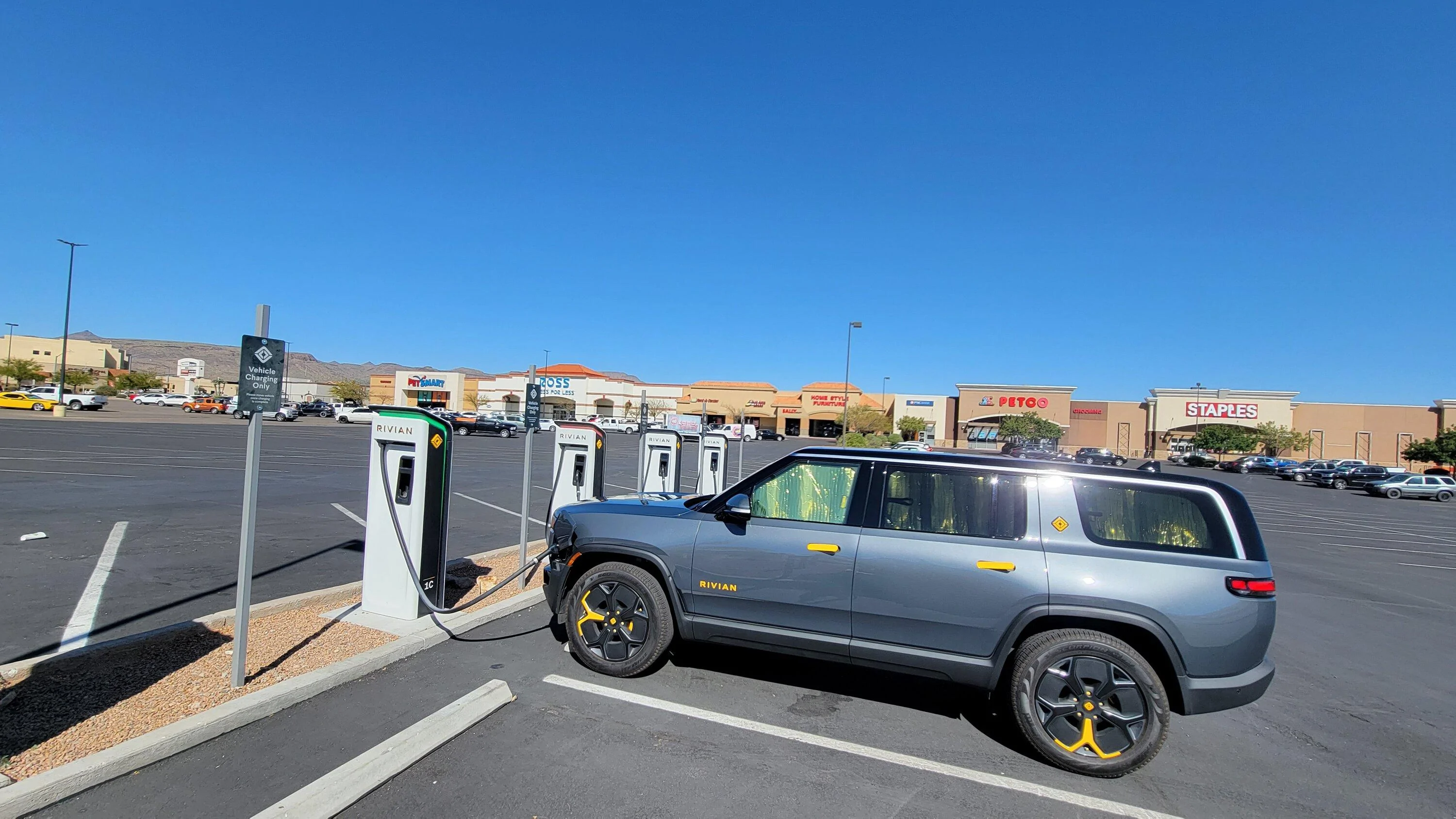 Rivian R1T R1S RAN in Las Vegas is great! Quick charge to reach Barstow RAN - Higher MPH or Lower MPH?? 20231015_110724