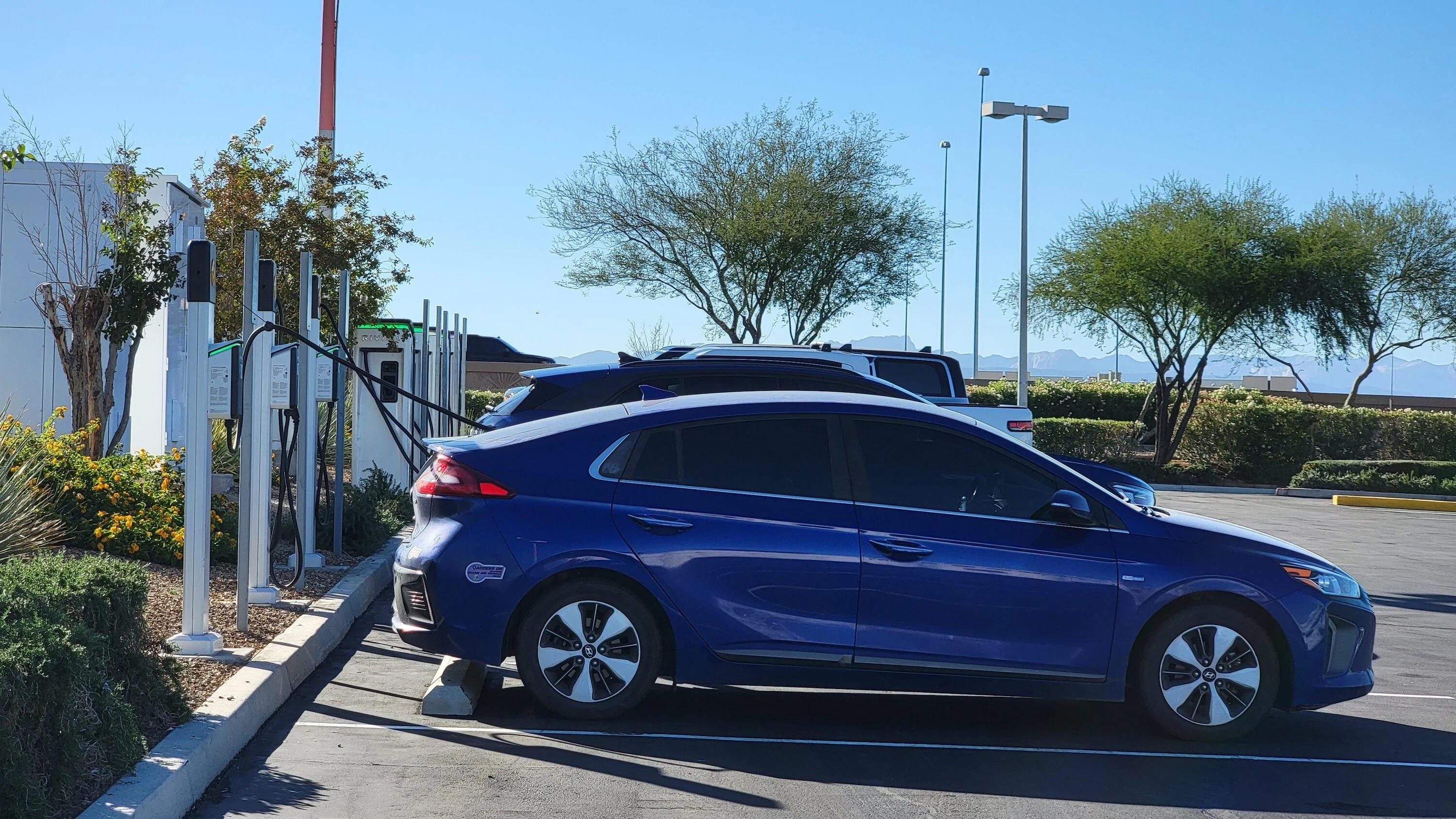 Rivian R1T R1S RAN in Las Vegas is great! Quick charge to reach Barstow RAN - Higher MPH or Lower MPH?? 20231015_152514