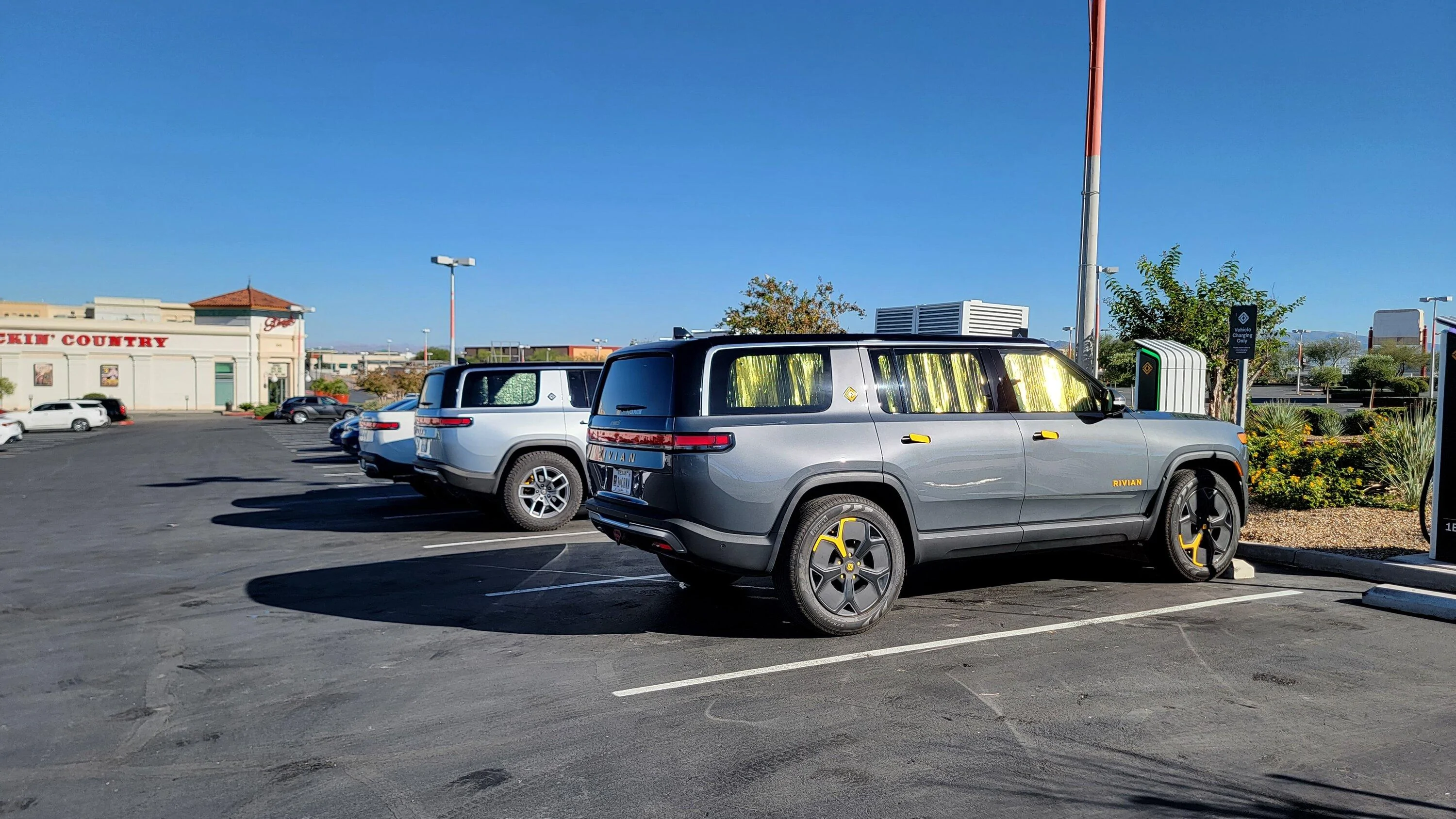 Rivian R1T R1S RAN in Las Vegas is great! Quick charge to reach Barstow RAN - Higher MPH or Lower MPH?? 20231015_152258
