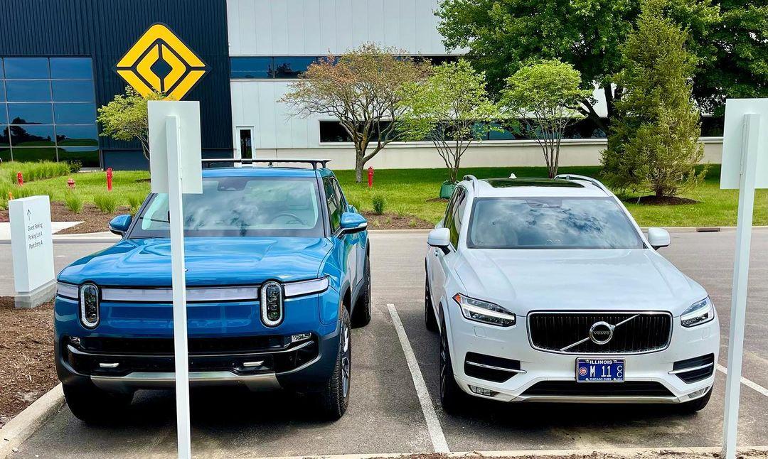 Rivian Blue R1T pickup 2.jpg