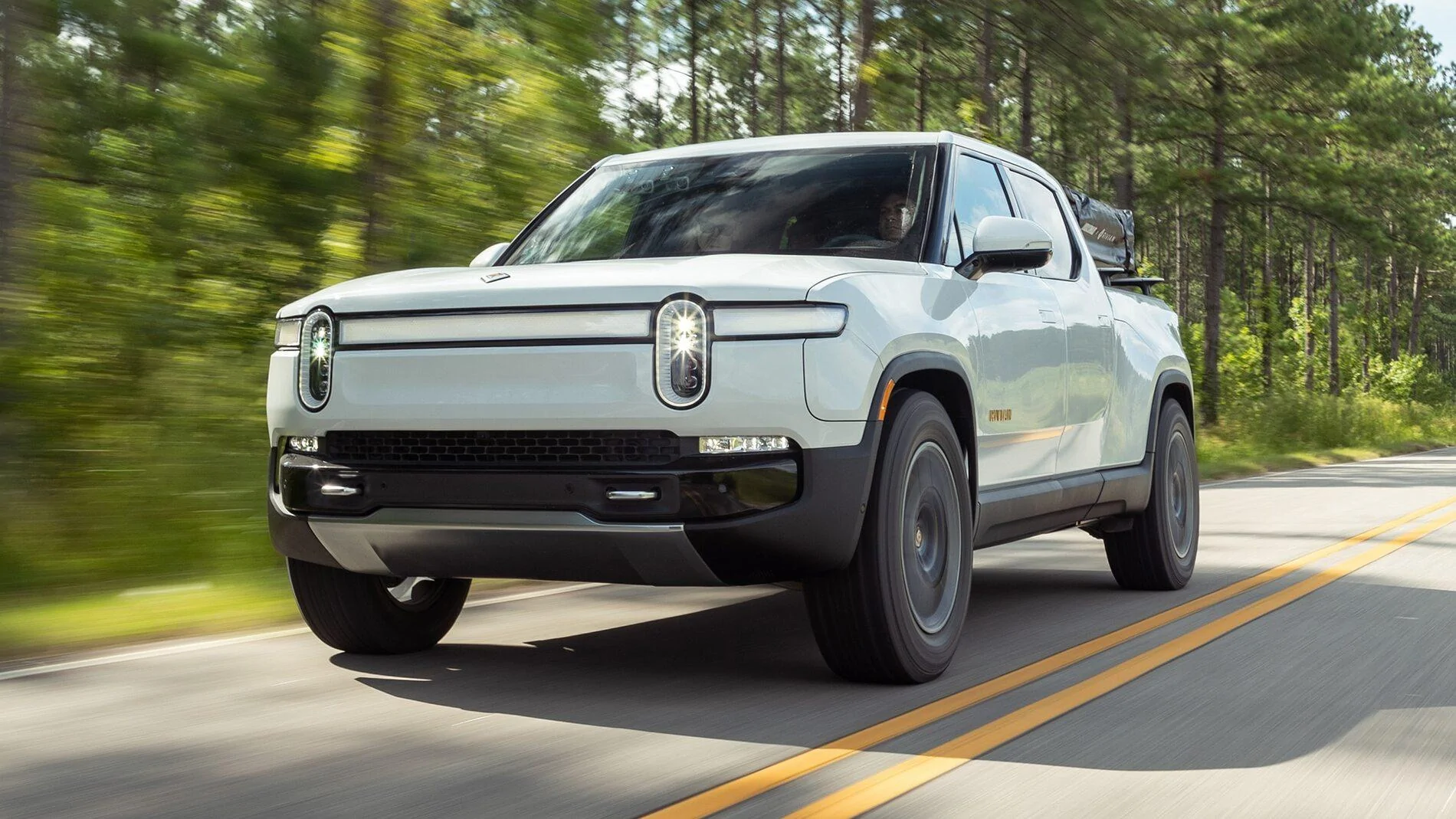 Rivian R1T R1S Motor Trend Review: The 2022 Rivian R1T Is the Most Remarkable Pickup We’ve Ever Driven 2022-Rivian-R1T-1