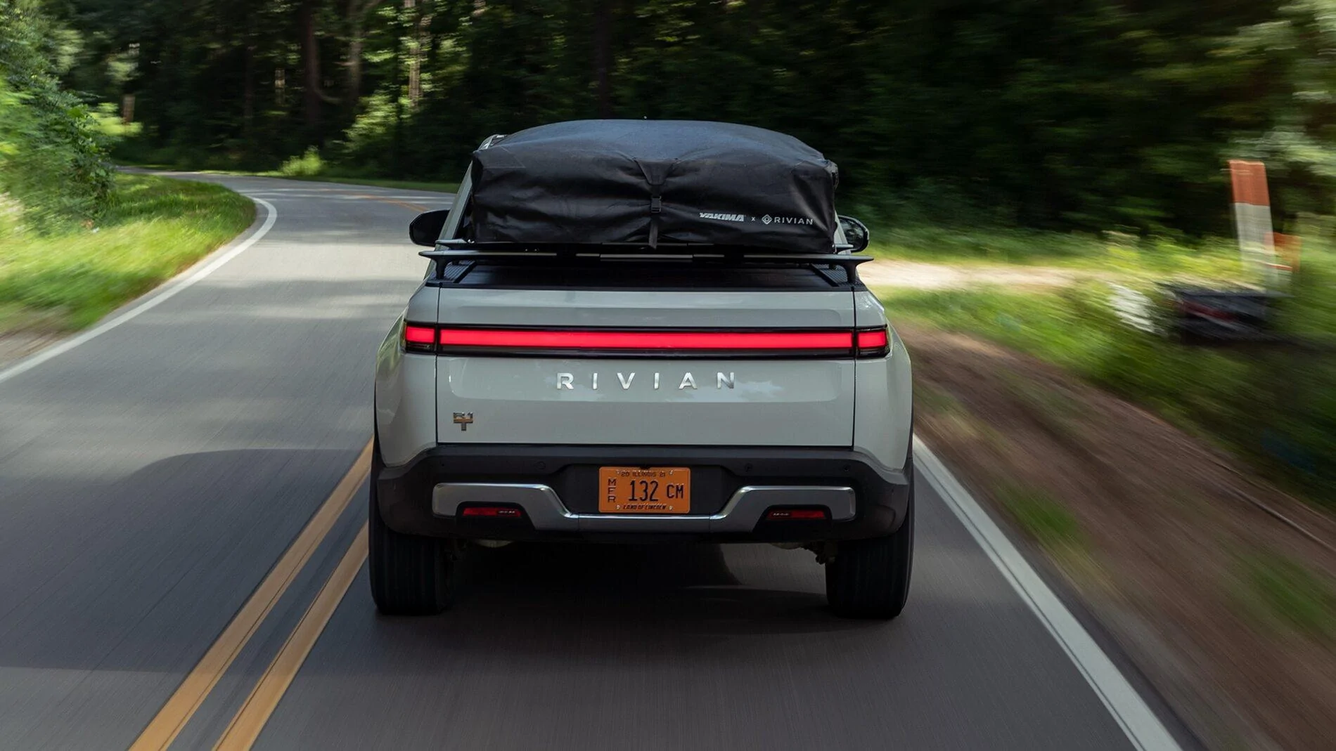 Rivian R1T R1S Motor Trend Review: The 2022 Rivian R1T Is the Most Remarkable Pickup We’ve Ever Driven 2022-Rivian-R1T-2