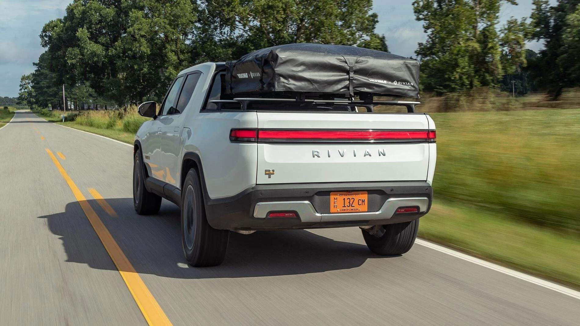 Rivian R1T R1S Motor Trend Review: The 2022 Rivian R1T Is the Most Remarkable Pickup We’ve Ever Driven 2022-Rivian-R1T-3