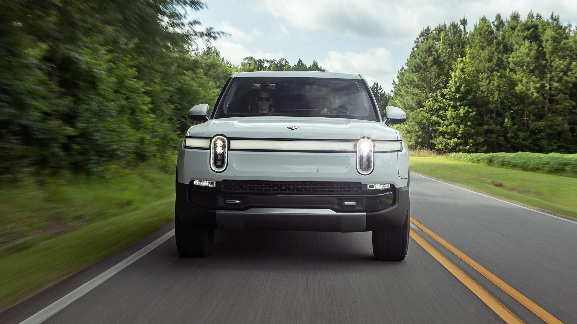 Rivian R1T R1S Motor Trend Review: The 2022 Rivian R1T Is the Most Remarkable Pickup We’ve Ever Driven 2022-Rivian-R1T-5